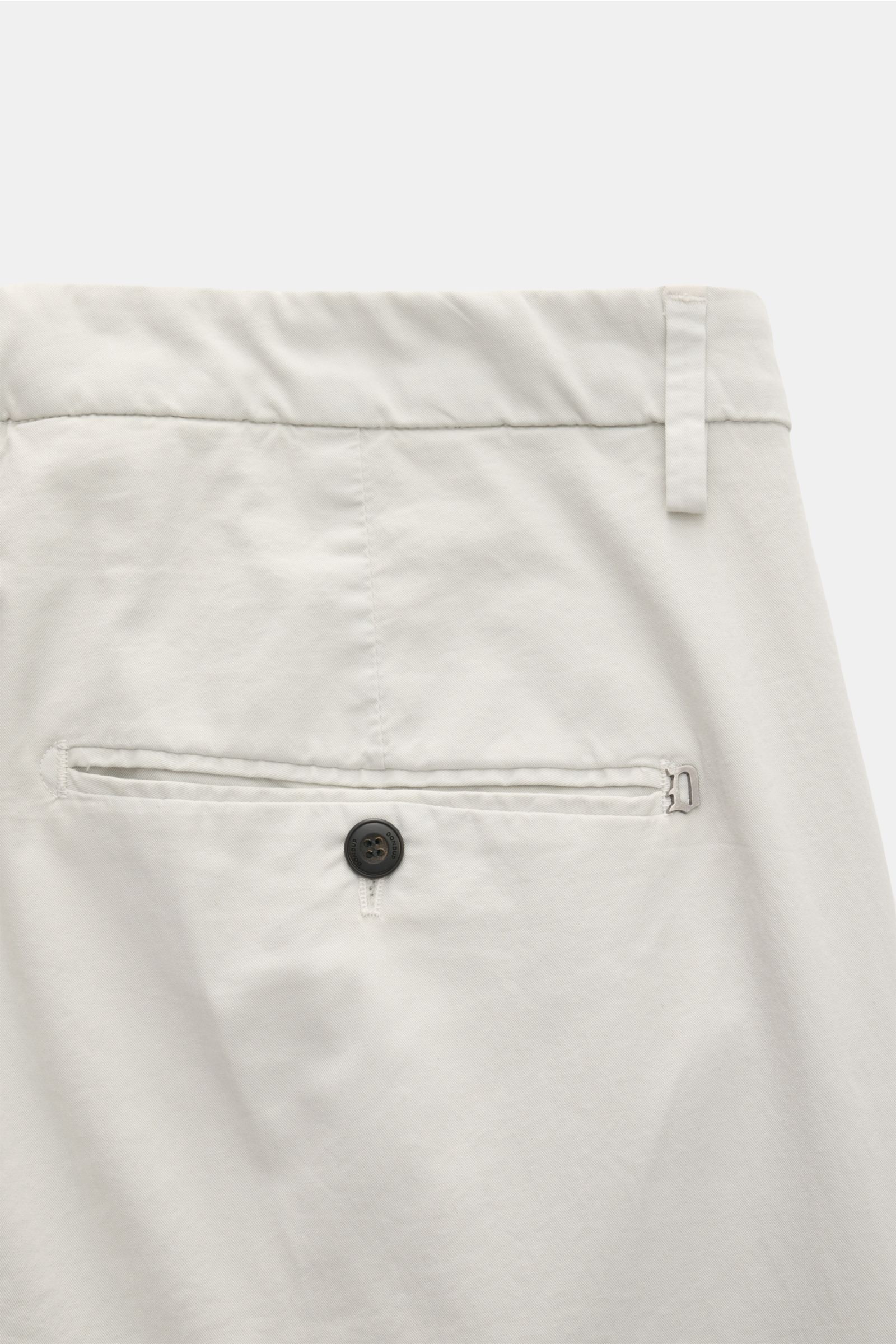 Dondup Chino 'Gaubert' hellgrau Rückansicht mit fein strukturierter, leicht elastischer Baumwolle, Slim Fit und Metall-Initial.
