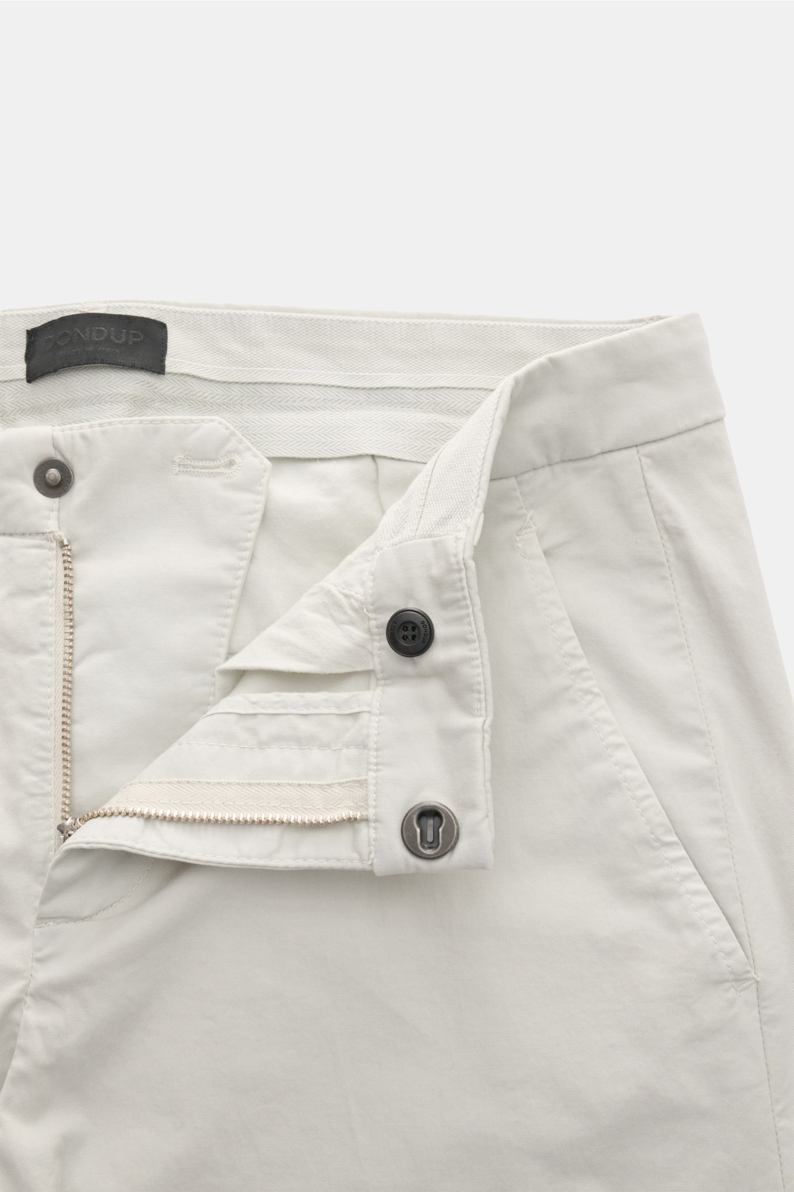 Dondup Chino 'Gaubert' hellgrau, frontal mit offenem Reißverschluss, Slim Fit, leicht elastische Baumwolle, weicher Griff, Metall-Initial, französische Taschen.