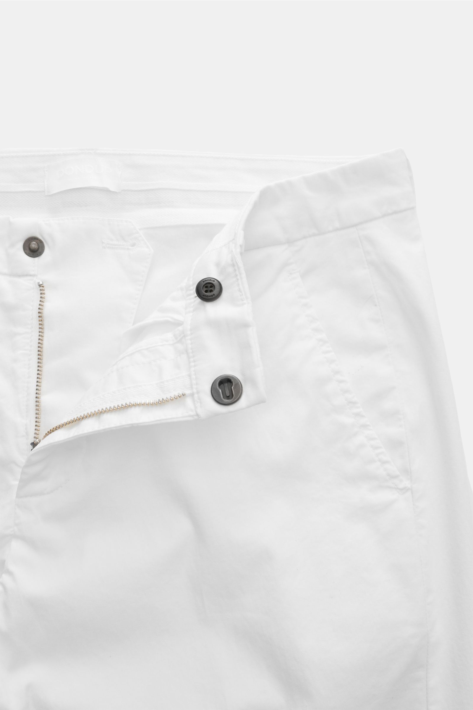 Dondup Chino 'Gaubert' weiß, frontal fotografiert, mit offenem Reißverschluss, Slide Button, französischen Taschen, slim Fit, weicher, elastischer Baumwolle.