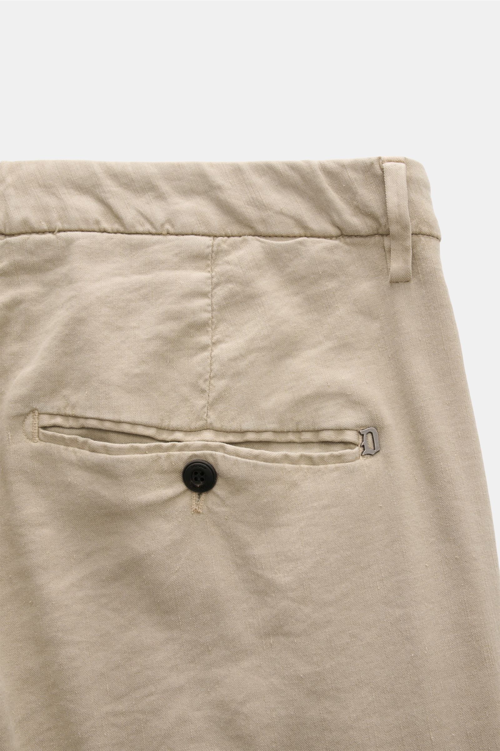 Close-up rear view of Dondup Hose 'Gaubert' beige with slim fit, soft linen-lyocell blend, elastic quality, buttoned back pocket, and metal initial. Smart Casual mit Komfort: Die Hose 'Gaubert' von DONDUP kombiniert klare Schnittführung mit elastischer
