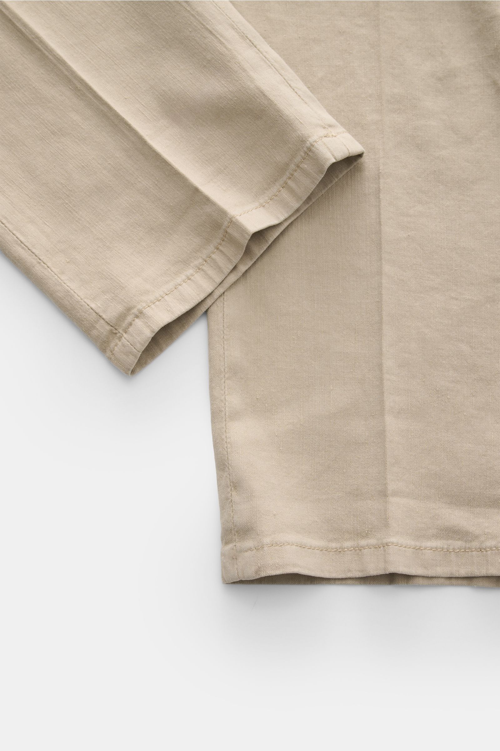 Close-up view of the hem and lower leg of Dondup Hose 'Gaubert' beige, showcasing the linen-lyocell fabric and soft, elastic slim fit.

Smart Casual mit Komfort: Die Hose 'Gaubert' von DONDUP kombiniert klare Schnittführung mit elastischer Qualität für