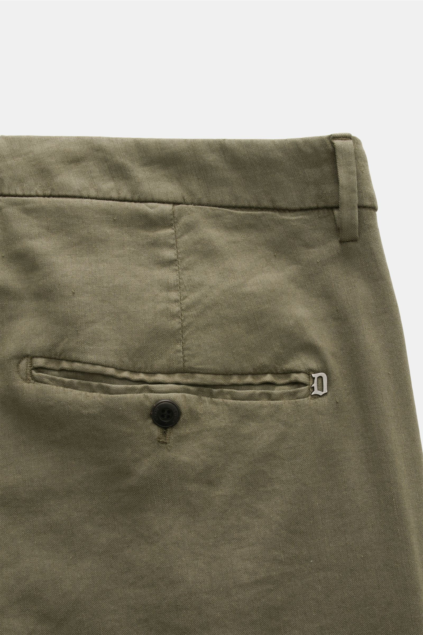 Close-up rear view of Dondup Hose 'Gaubert' khaki showing slim fit, soft linen-lyocell fabric, back pocket with button and metal initial.

Smart Casual mit Komfort: Die Hose 'Gaubert' von DONDUP kombiniert klare Schnittführung mit elastischer Qualität 