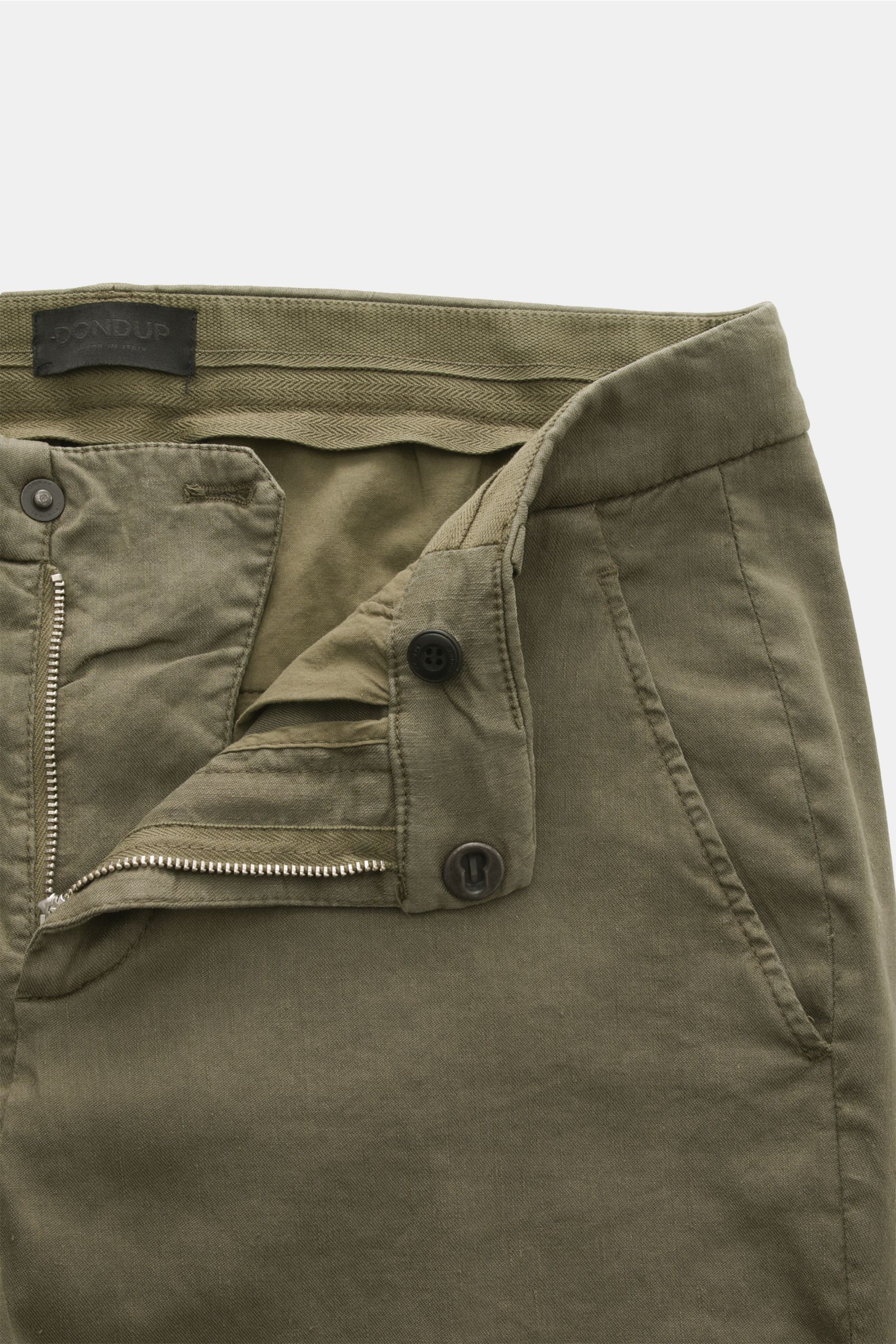 Close-up front view of Dondup Hose 'Gaubert' khaki pants with zipper open, showing slim fit, linen-lyocell blend, elastic quality.

Description: Smart Casual mit Komfort: Die Hose 'Gaubert' von DONDUP kombiniert klare Schnittführung mit elastischer Qua