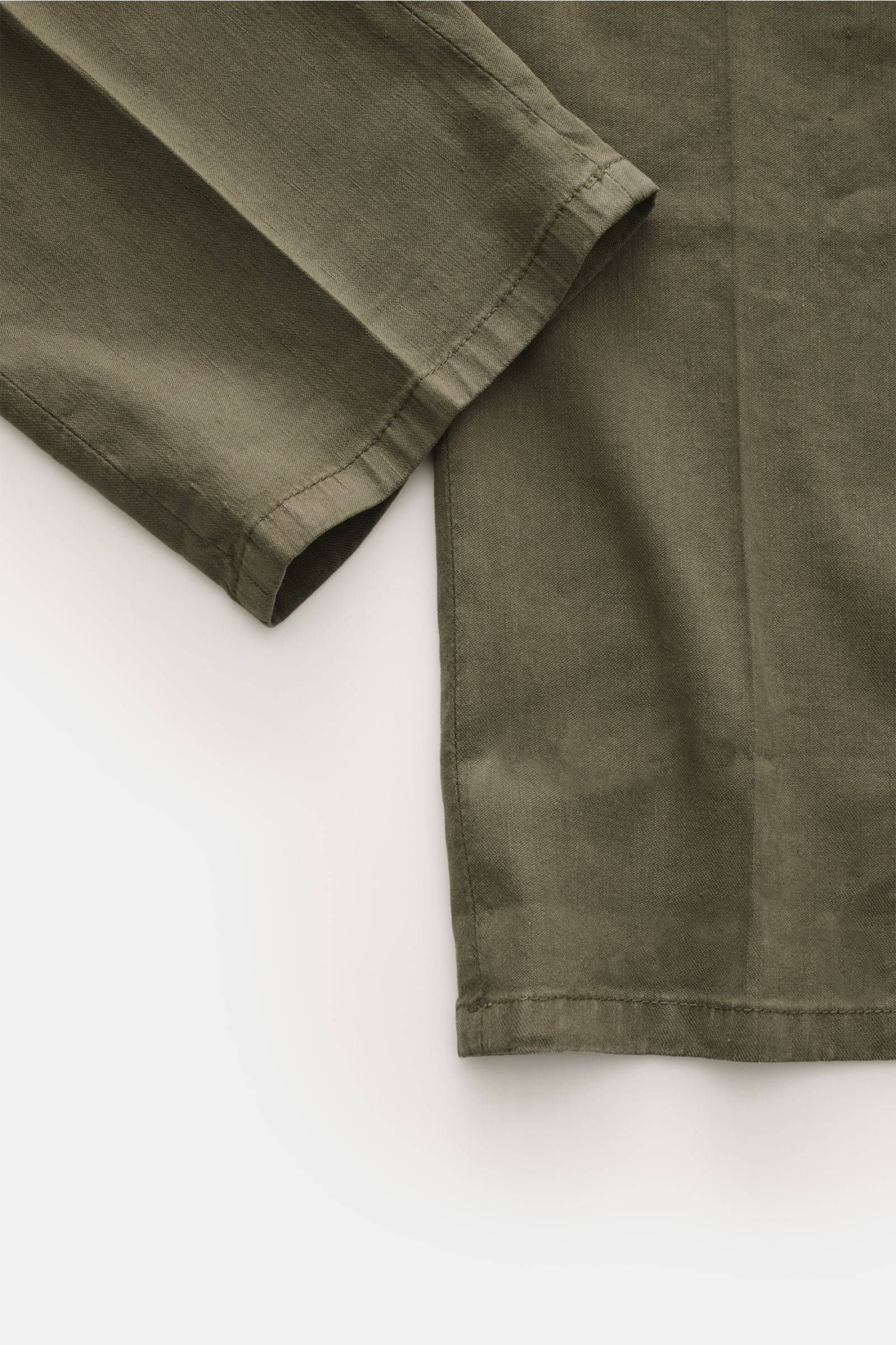 Close-up view of Dondup Hose 'Gaubert' khaki pants fabric, showing soft, elastic linen-lyocell blend with clean hems and detailed stitching.

Description: Smart Casual mit Komfort: Die Hose 'Gaubert' von DONDUP kombiniert klare Schnittführung mit elast