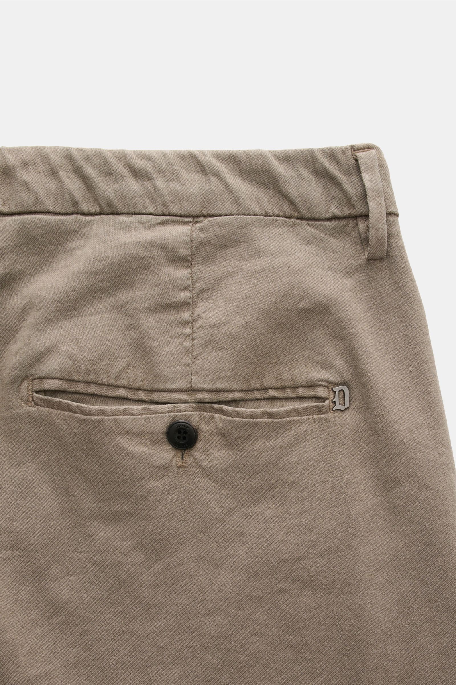 Dondup Hose 'Gaubert' taupe, Rückansicht schmal geschnitten mit französischer Tasche, Knopf, Metall-Initial, Baumwollmix, elastisch, Slim Fit.