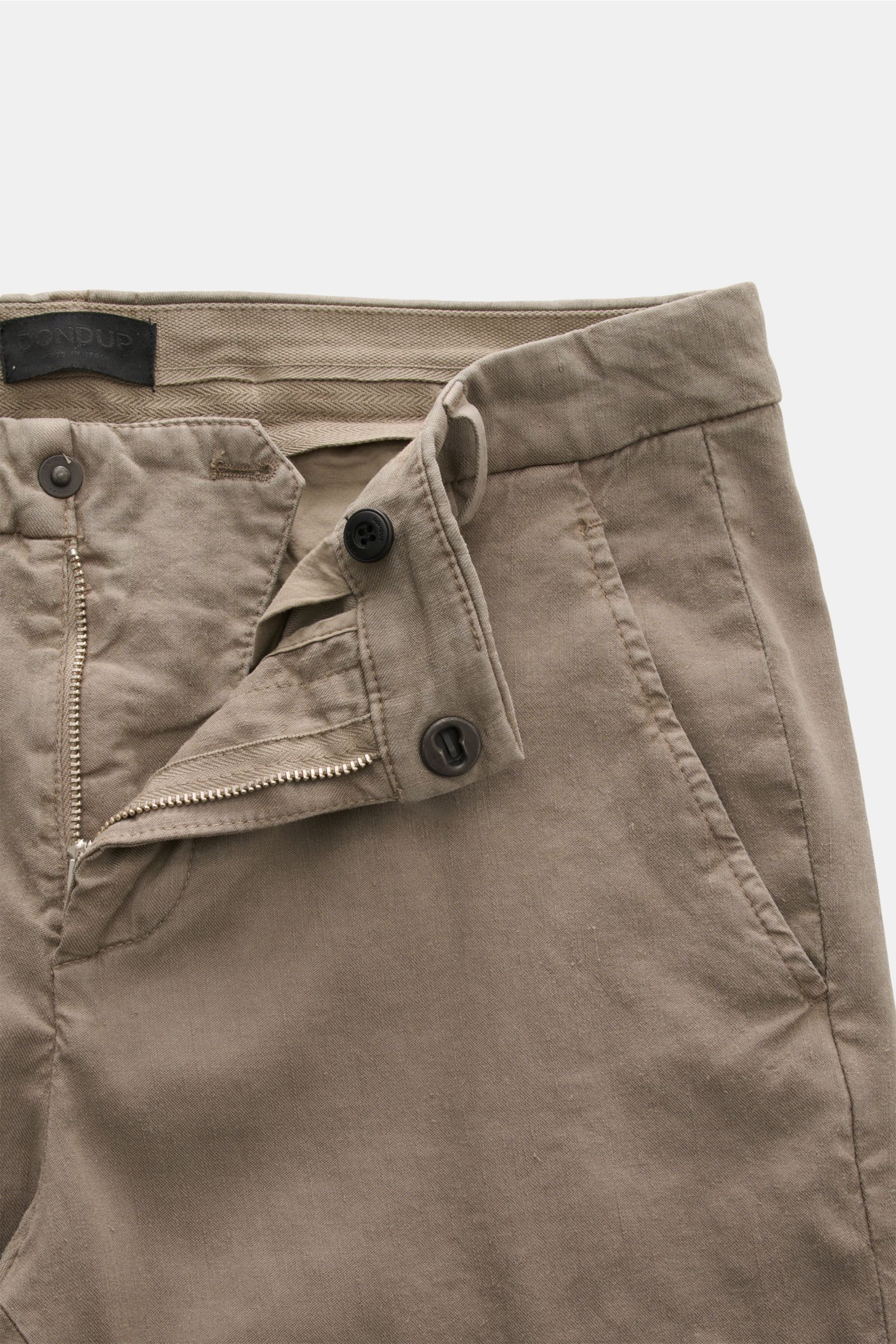 Nahaufnahme der Dondup Hose 'Gaubert' taupe von vorne oben, Slim Fit, elastisch, mit Reißverschluss, Bundknopf, französischen Taschen und Metall-Initial.