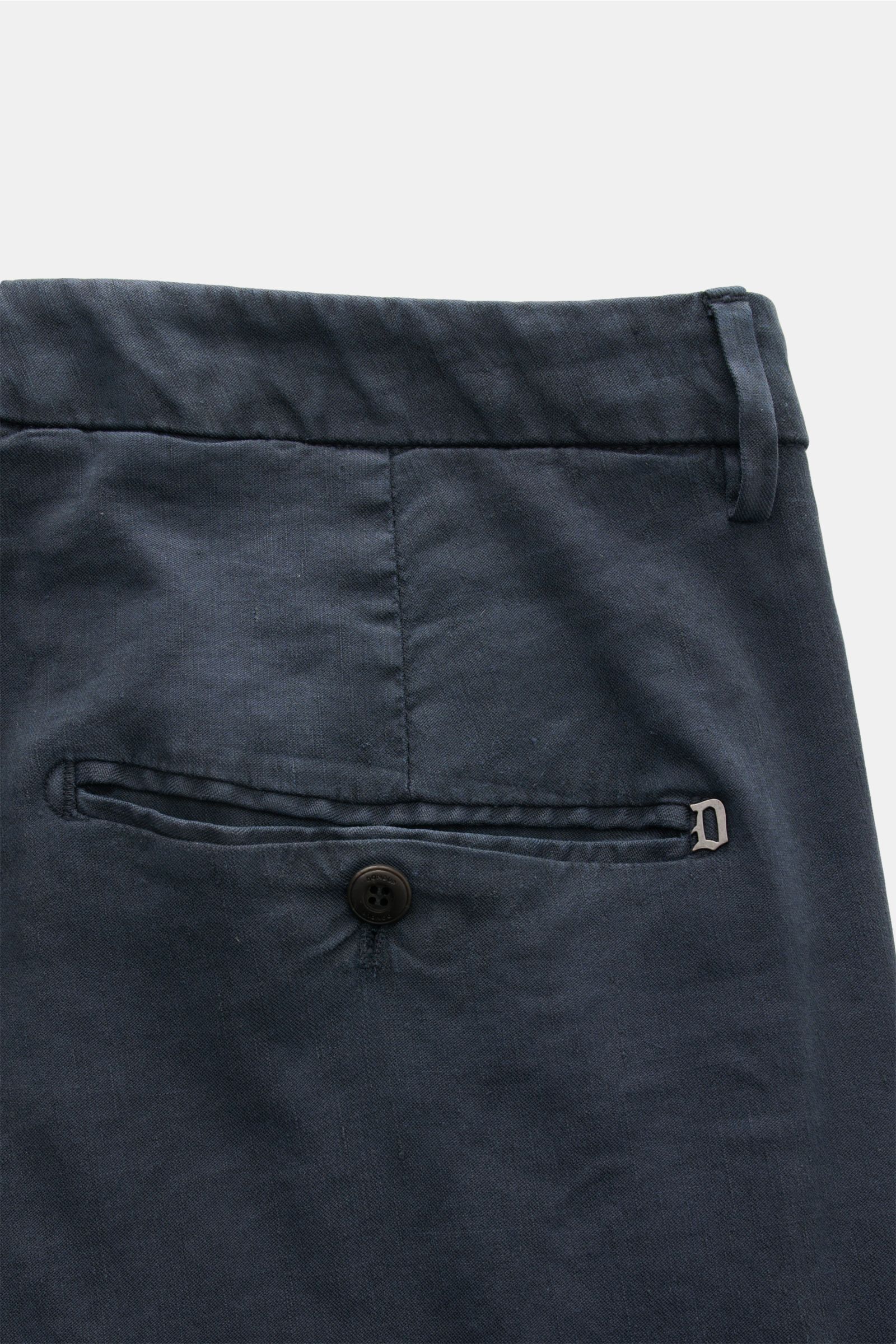Dondup Hose 'Gaubert' navy, Detailaufnahme von hinten, schmal geschnittene Wade, französische Taschen, Knopf an Gesäßtasche, Metall-Initial, Leinen-Lyocell-Mix.
