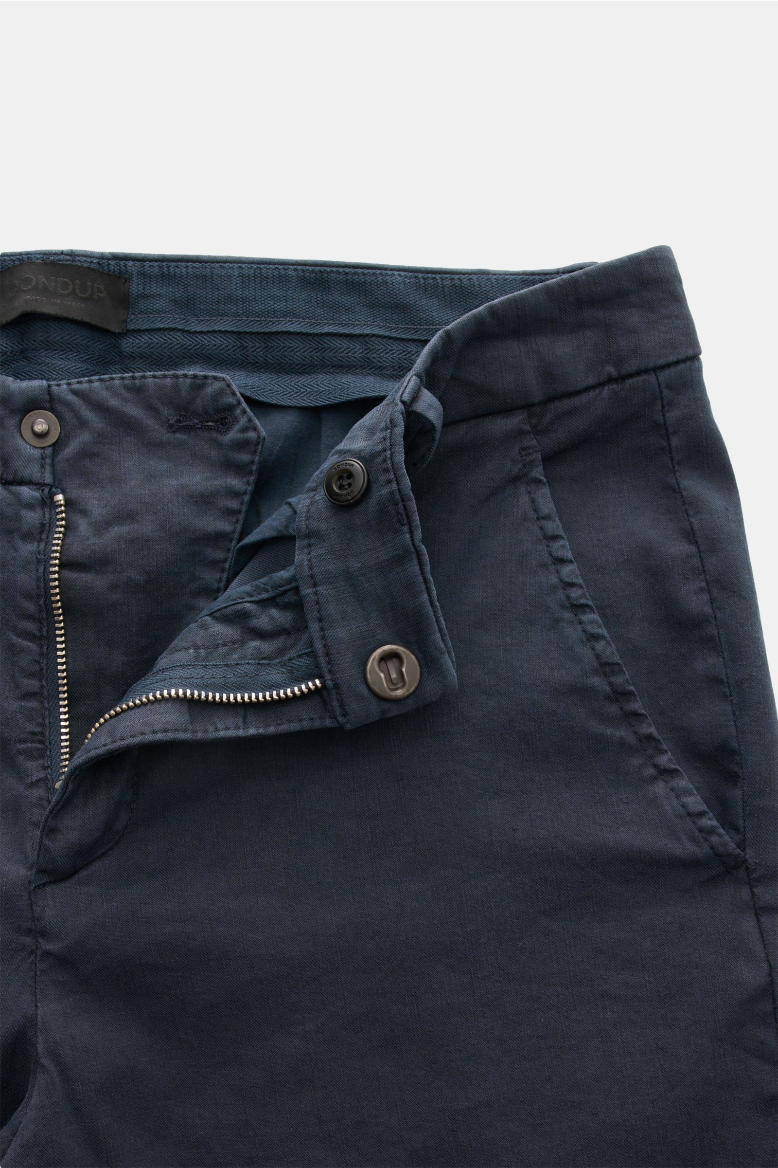 Dondup Hose 'Gaubert' navy, Slim Fit, aus Leinen-Lyocell-Mix, elastisch, weicher Griff, offene Front mit Reißverschluss, Bundknopf, französische Taschen, Metall-Initial, Detailfoto.