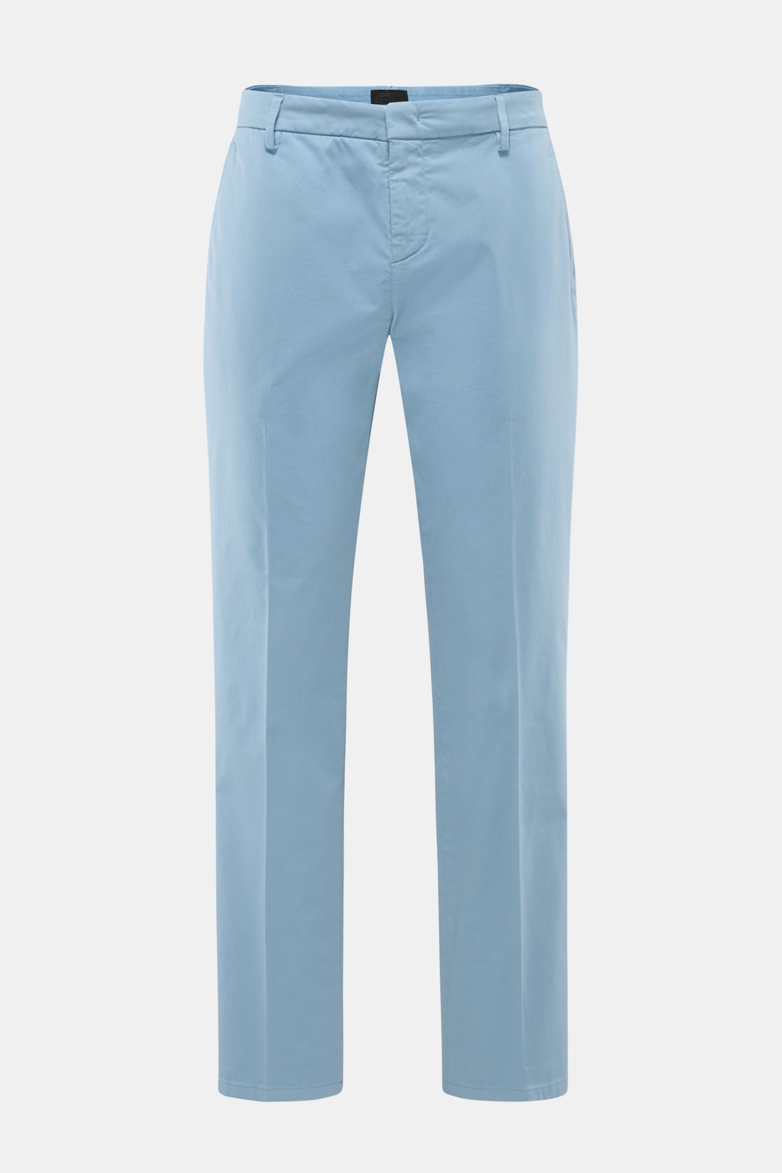 Dondup Baumwollhose 'Gaubert' hellblau, Slim Fit, schmal geschnitten, elastische Baumwolle, frontal fotografiert mit Reißverschluss, Taschen und Metall-Initial.