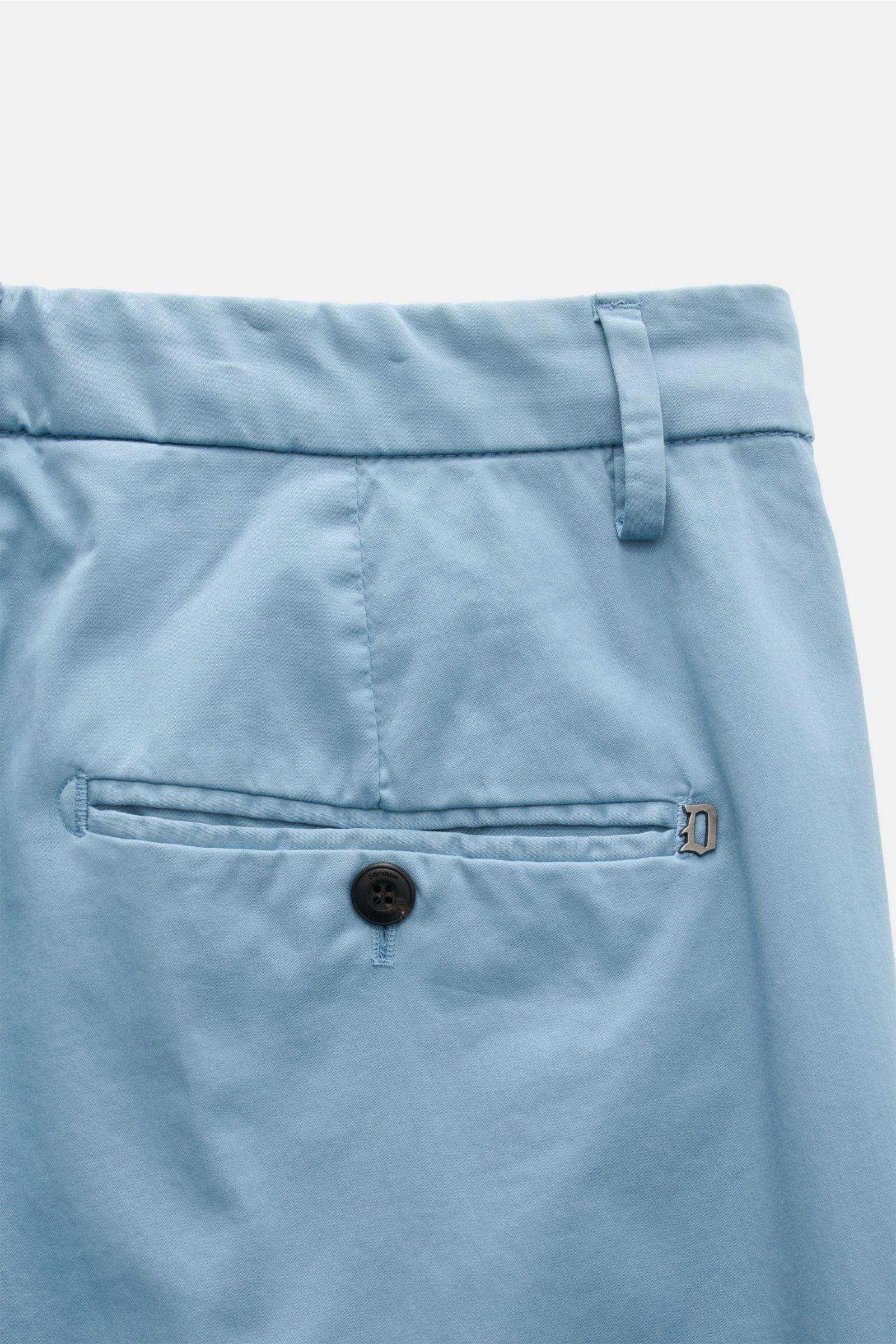 Dondup Baumwollhose 'Gaubert' hellblau, Detailaufnahme von hinten mit schmal geschnittener Wade, Metall-Initial, Knopf-Gesäßtasche, elastische Baumwolle.