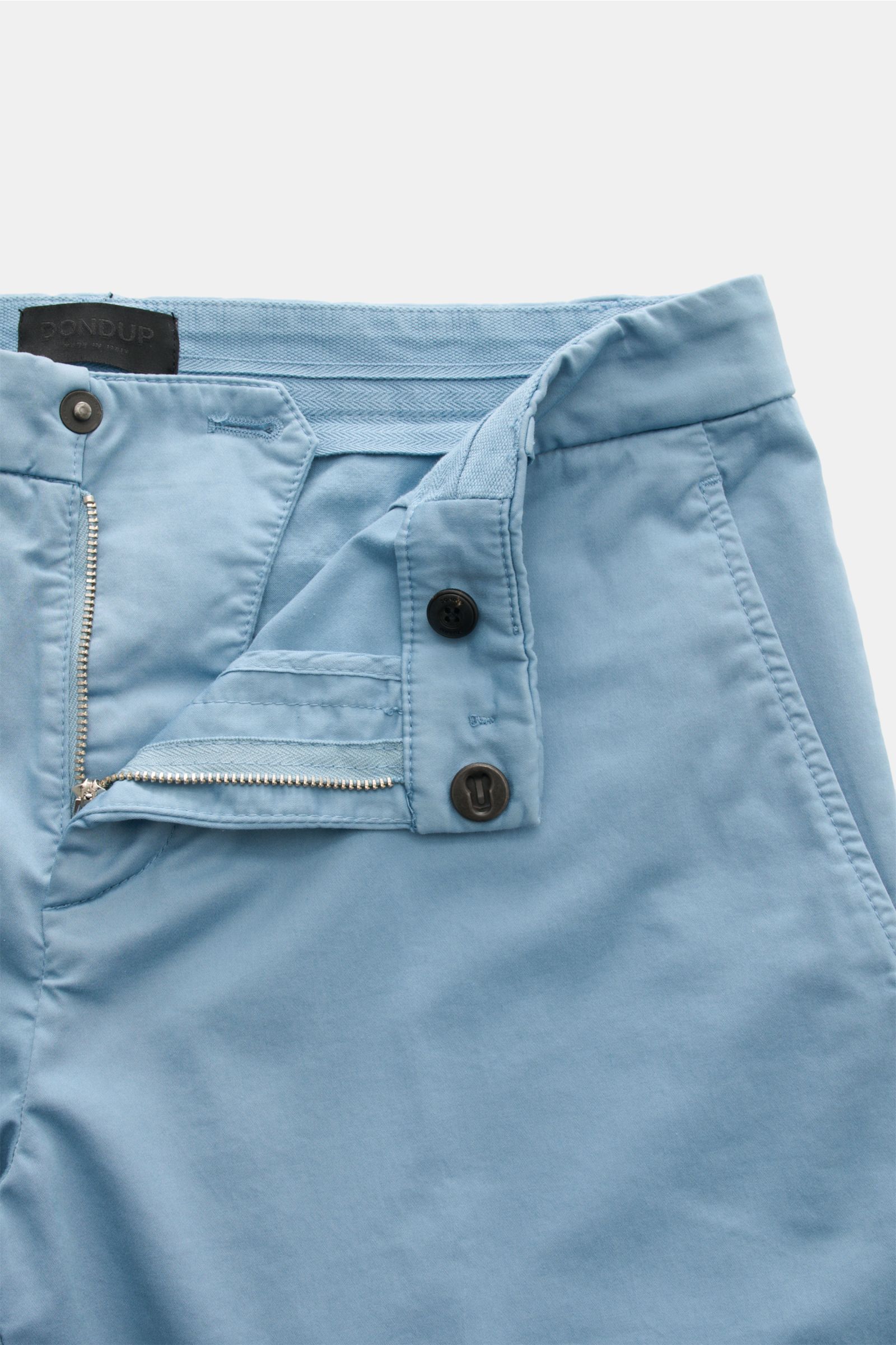 Dondup Baumwollhose 'Gaubert' hellblau, Slim Fit, schmal geschnitten, leicht elastisch, mit Reißverschluss, Slide Button und französischen Taschen, Detailaufnahme von oben.