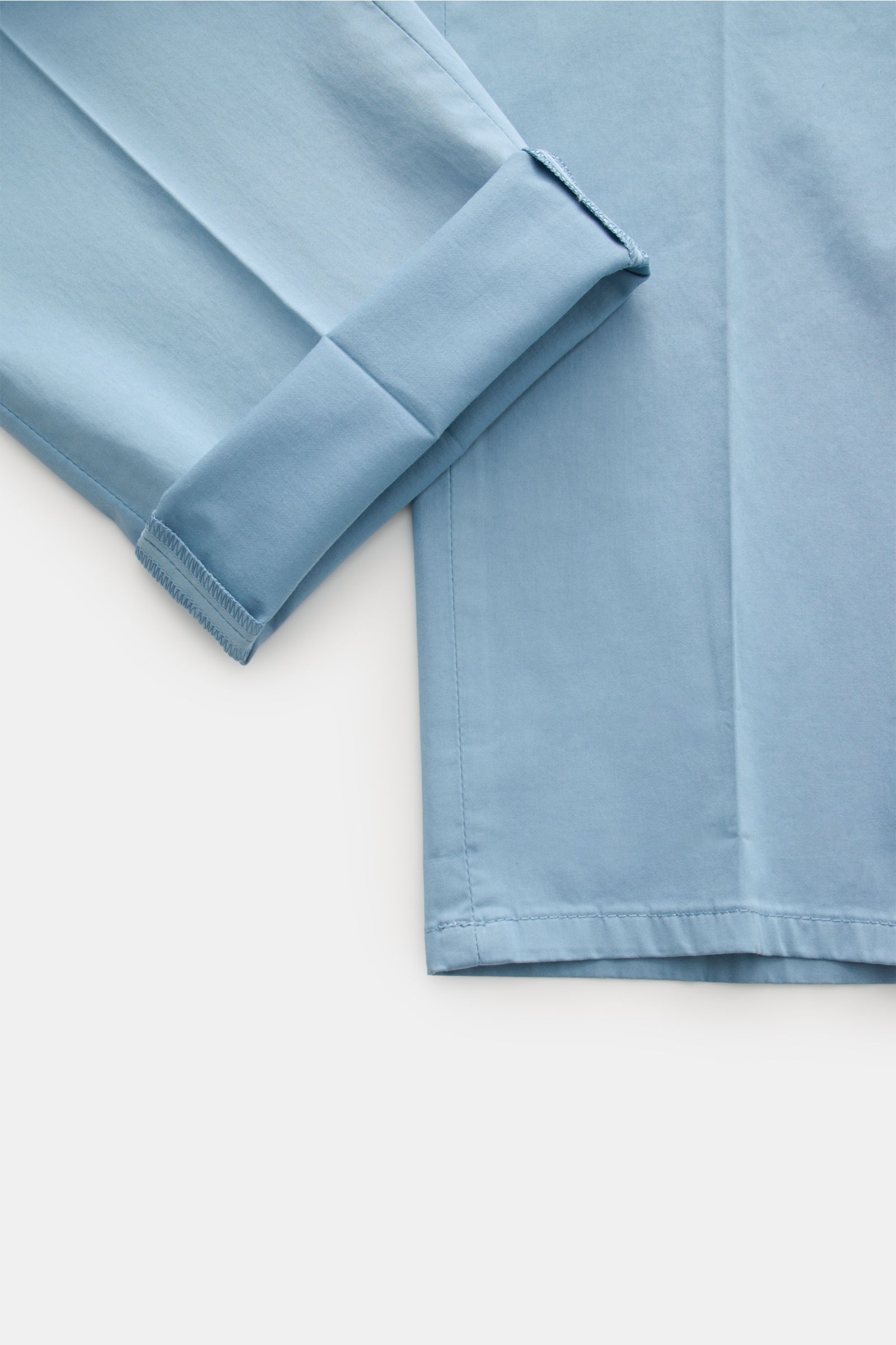 Dondup Baumwollhose 'Gaubert' hellblau, schmal geschnitten, Slim Fit, aus leicht elastischer Baumwolle, Detailansicht vom Bein mit Umschlag.