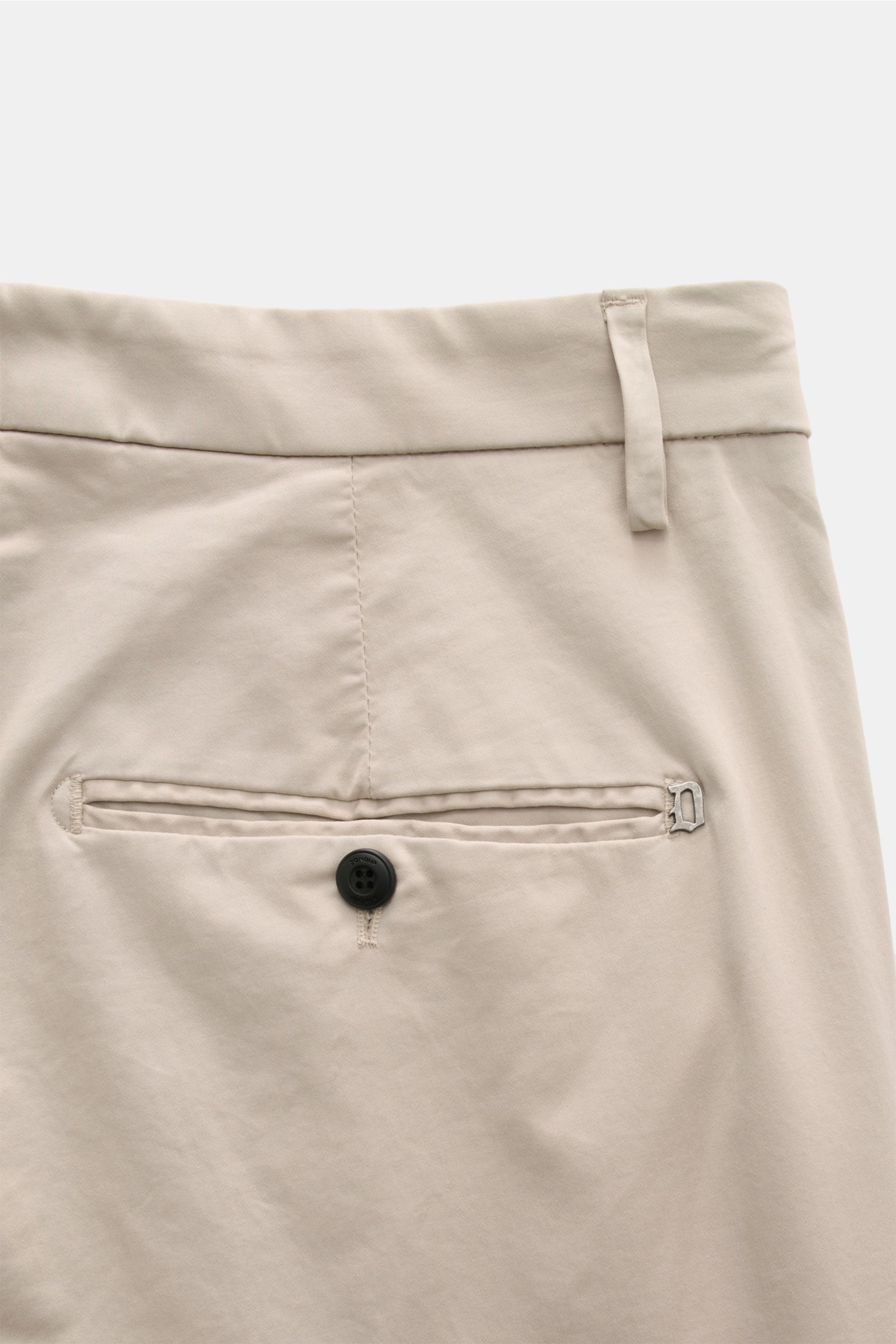 Dondup Baumwollhose 'Gaubert' beige, schmal geschnittene Slim Fit Hose aus elastischer Baumwolle, Detailansicht Gesäßtasche mit Knopf und Metall-Initial.