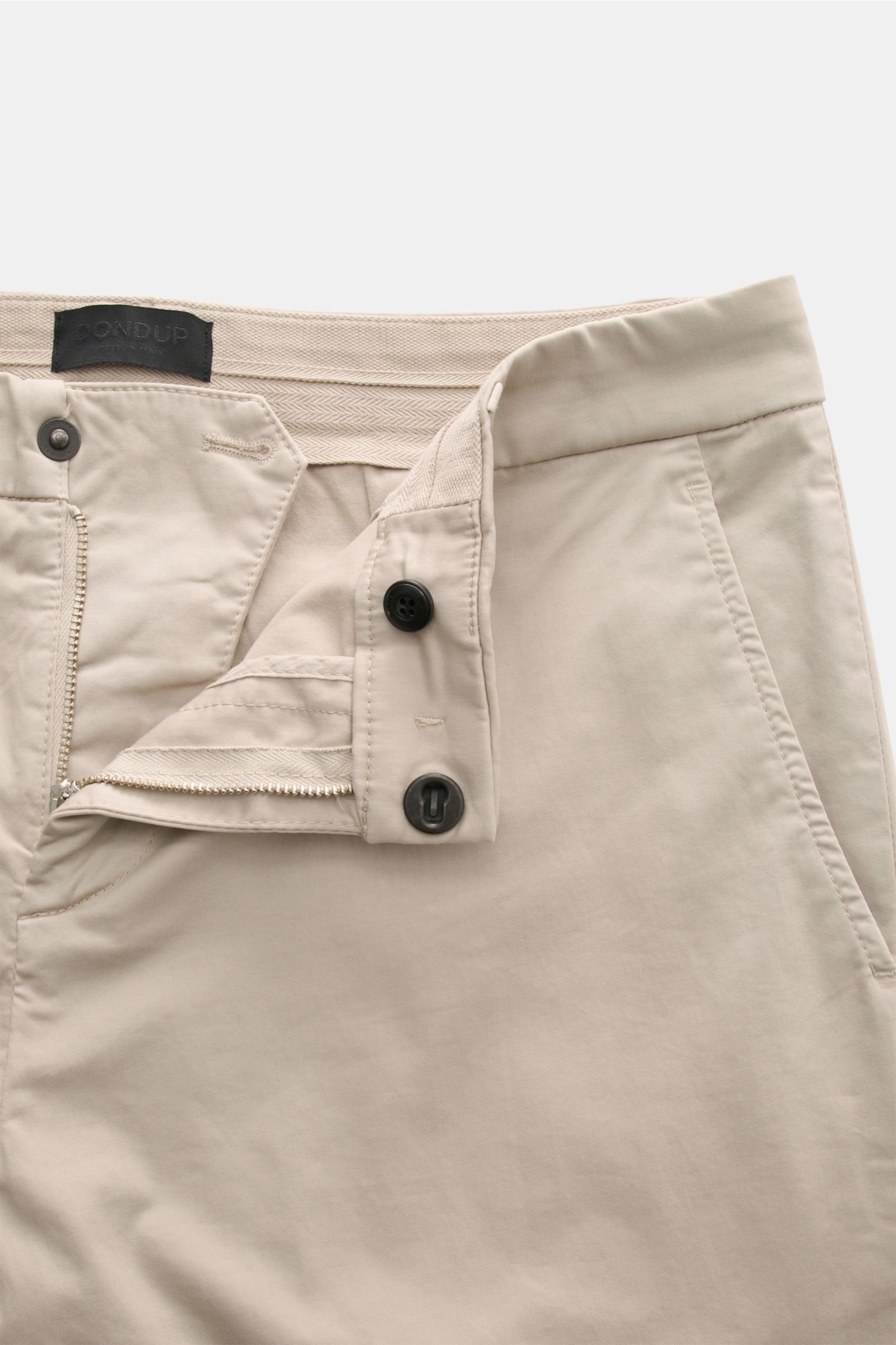 Dondup Baumwollhose 'Gaubert' beige, schmal geschnitten, Slim Fit, elastische Baumwolle, geöffneter Reißverschluss, slide button, französische Taschen, Detailfoto von oben.