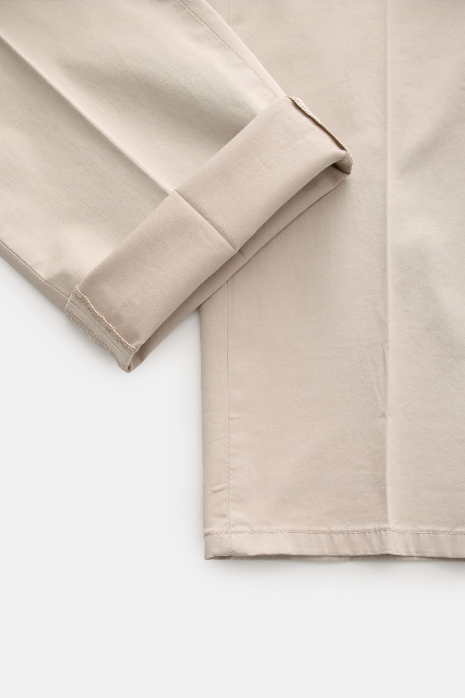 Dondup Baumwollhose 'Gaubert' beige aus leicht elastischer Baumwolle, Slim Fit, schmal geschnitten, Detailansicht Bein mit Umschlag, weicher Griff.
