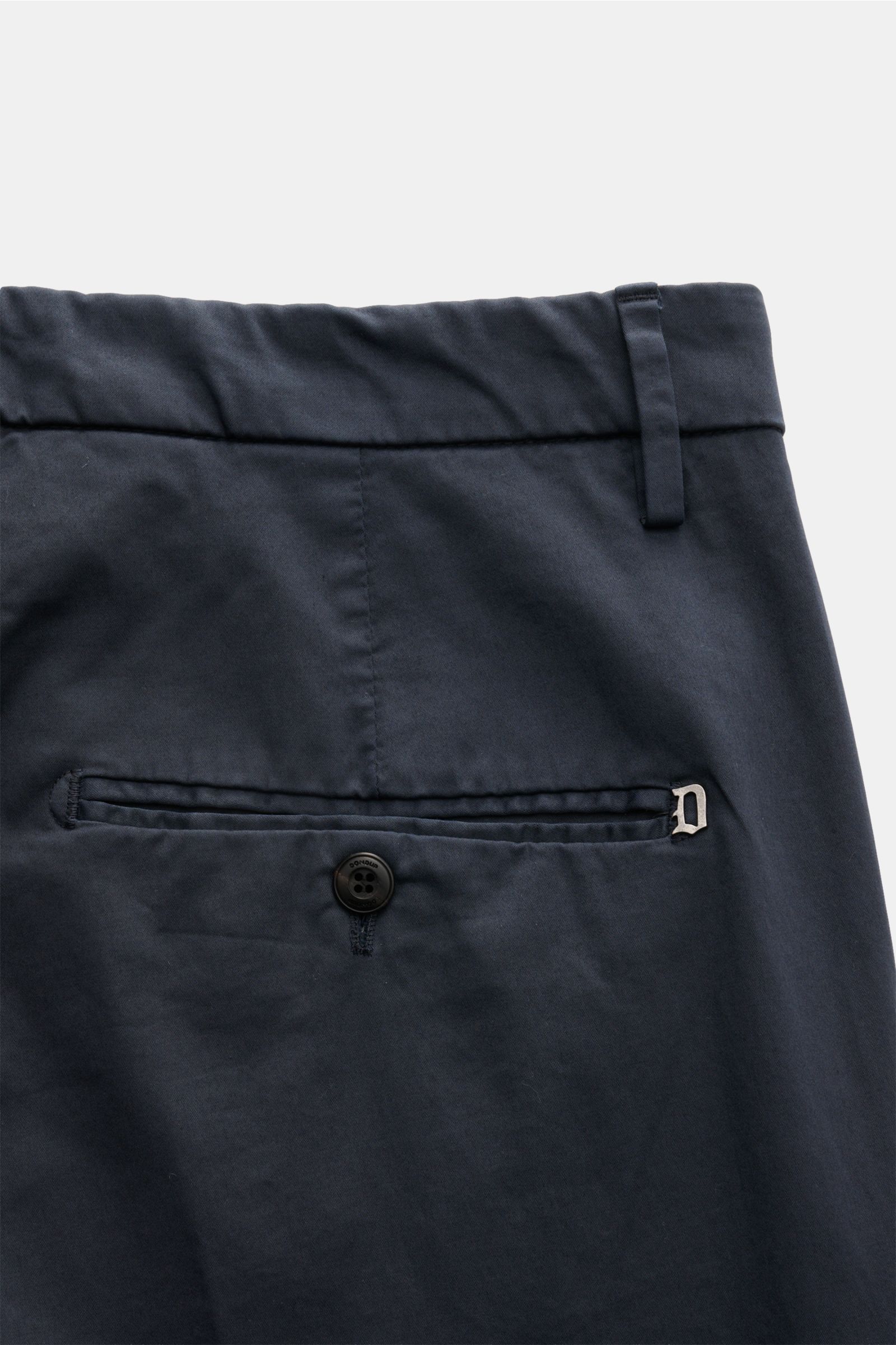 Nahaufnahme der Rückseite der Dondup Baumwollhose 'Gaubert' navy mit schmal geschnittener Wade, Metall-Initial und Knopf-Gesäßtasche.