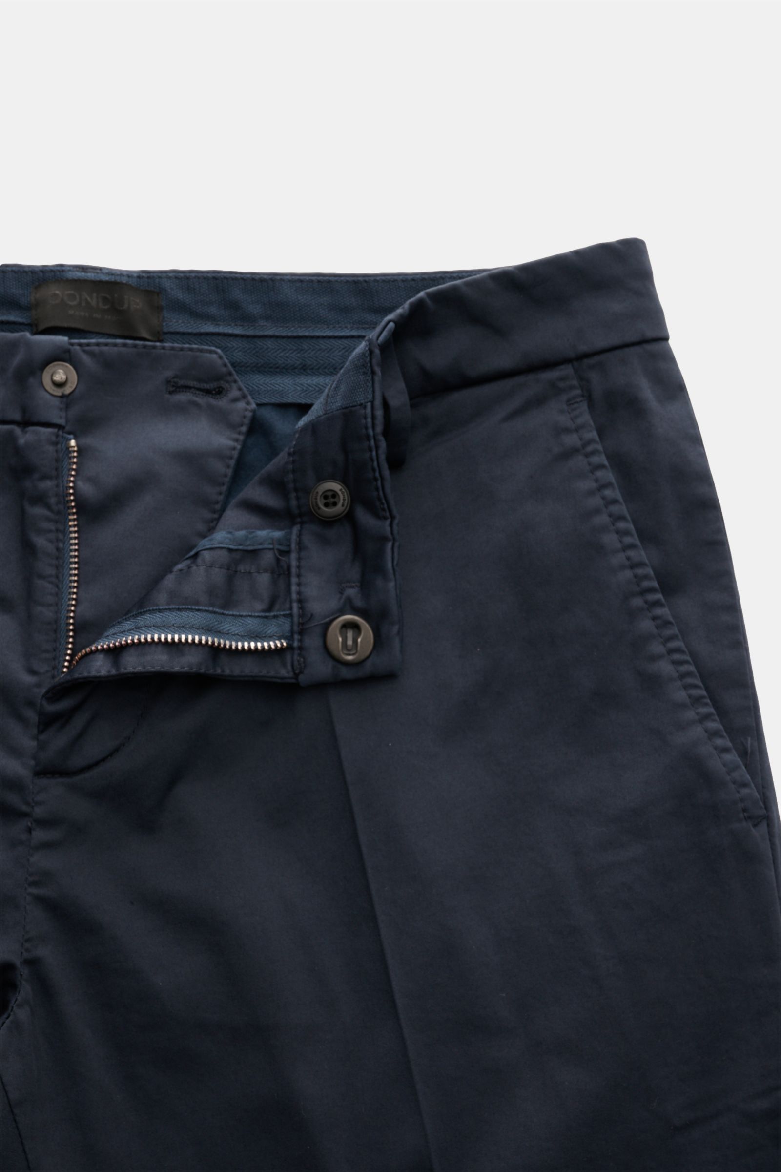 Dondup Baumwollhose 'Gaubert' navy, Slim Fit, schmal geschnitten, leichte elastische Baumwolle, Reißverschluss, Slide Button, französische Taschen, Vorderansicht nah.