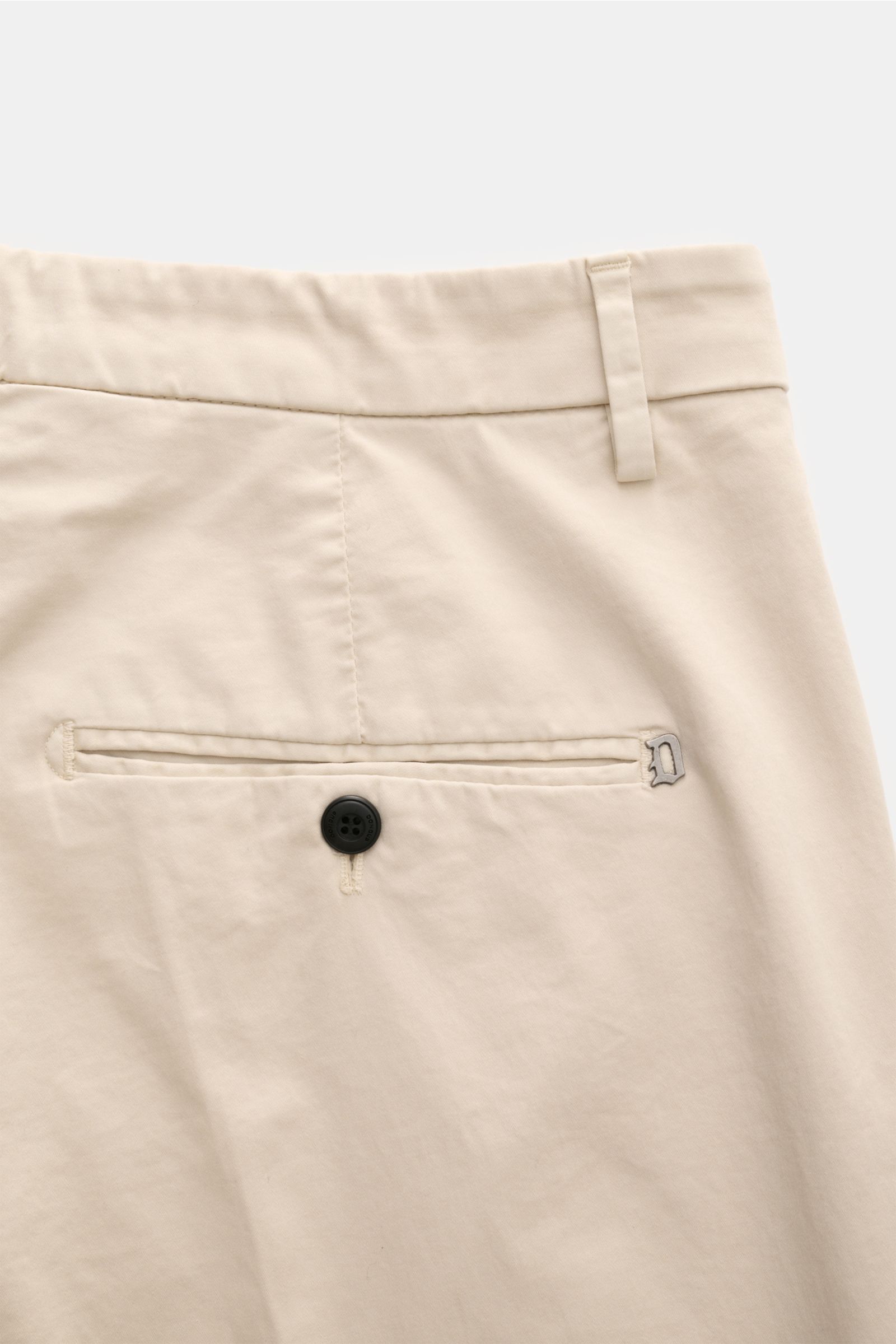 Close-up rear view of Dondup Baumwollhose 'Gaubert' sand, slim fit cotton pants with buttoned back pocket, metal initial, and belt loop. For all lovers of Italian fashion: with this Dondup Baumwollhose 'Gaubert' sand model you get slim-cut, high-quality t