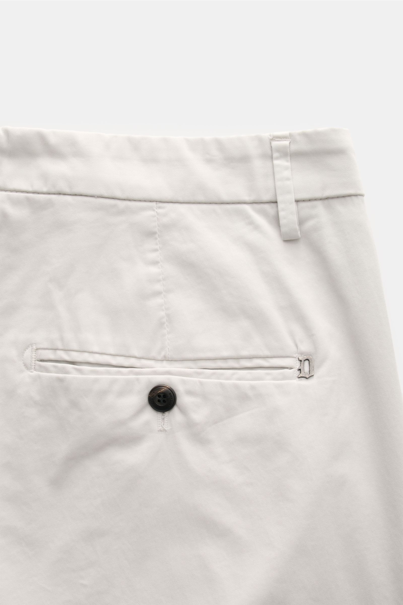 Dondup Baumwollhose 'Gaubert' hellgrau, Detailaufnahme von hinten oben, schmal geschnitten, elastische Baumwolle, Knopf-Gesäßtasche, Metall-Initial.