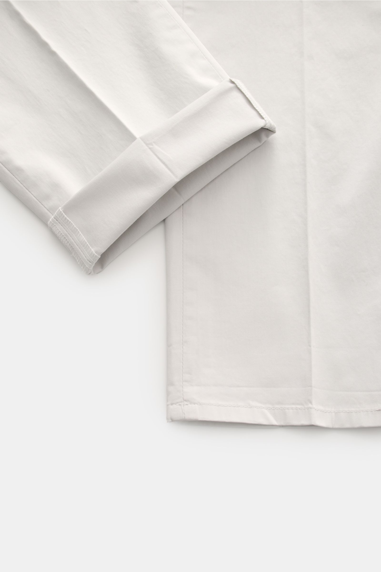 Nahaufnahme der Dondup Baumwollhose 'Gaubert' hellgrau, Slim Fit, schmal geschnittene Wade, aus elastischer Baumwolle, Ansicht vom Beinende.