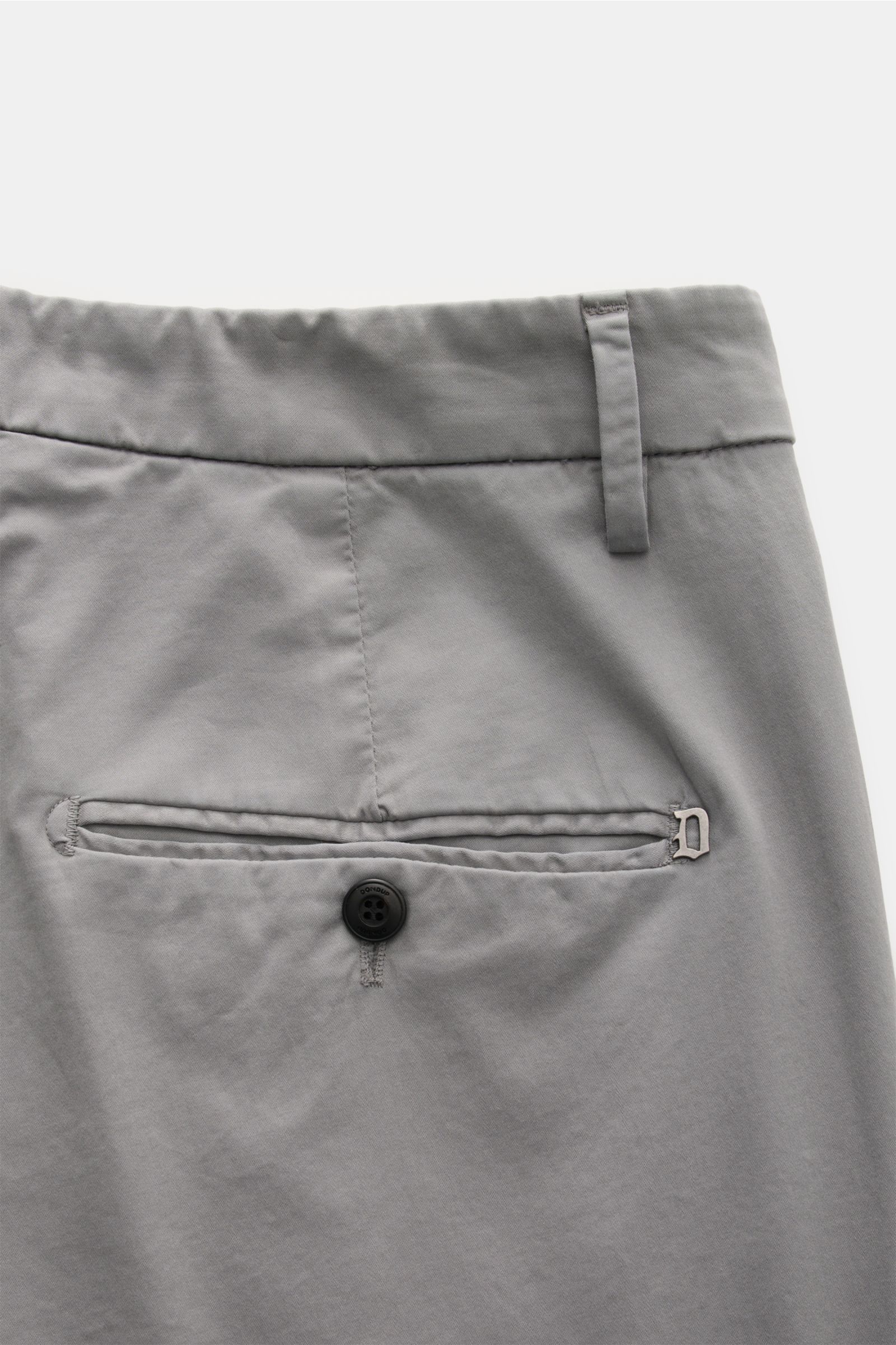 Dondup Baumwollhose 'Gaubert' grau, schmal geschnitten, Detailaufnahme der Rückseite mit Knopf-Gesäßtasche, Metall-Initial, elastische Baumwolle.