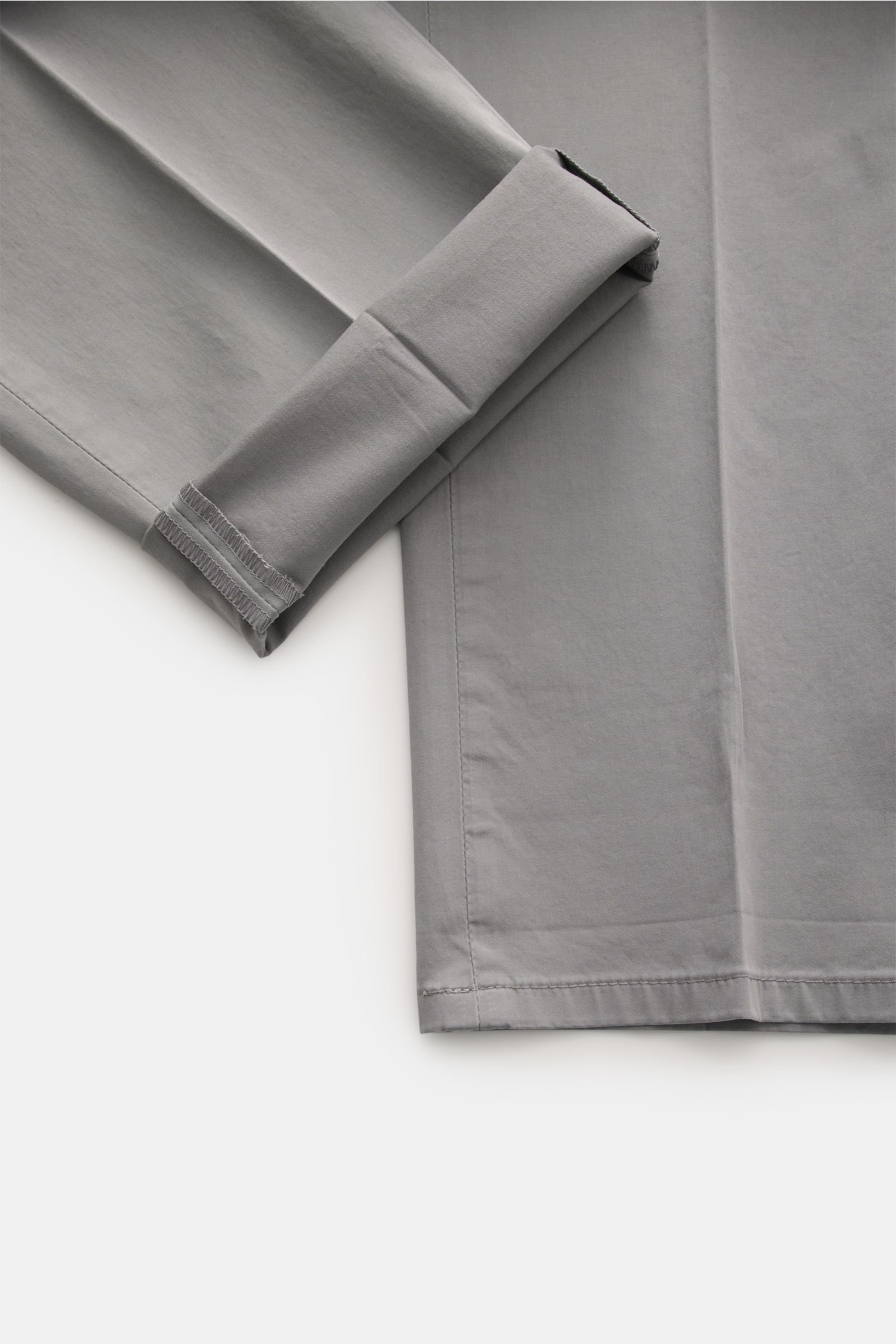 Dondup Baumwollhose 'Gaubert' grau, schmal geschnitten, Slim Fit, elastische Baumwolle, weicher Griff, Detailansicht Saum und Bein von oben fotografiert.