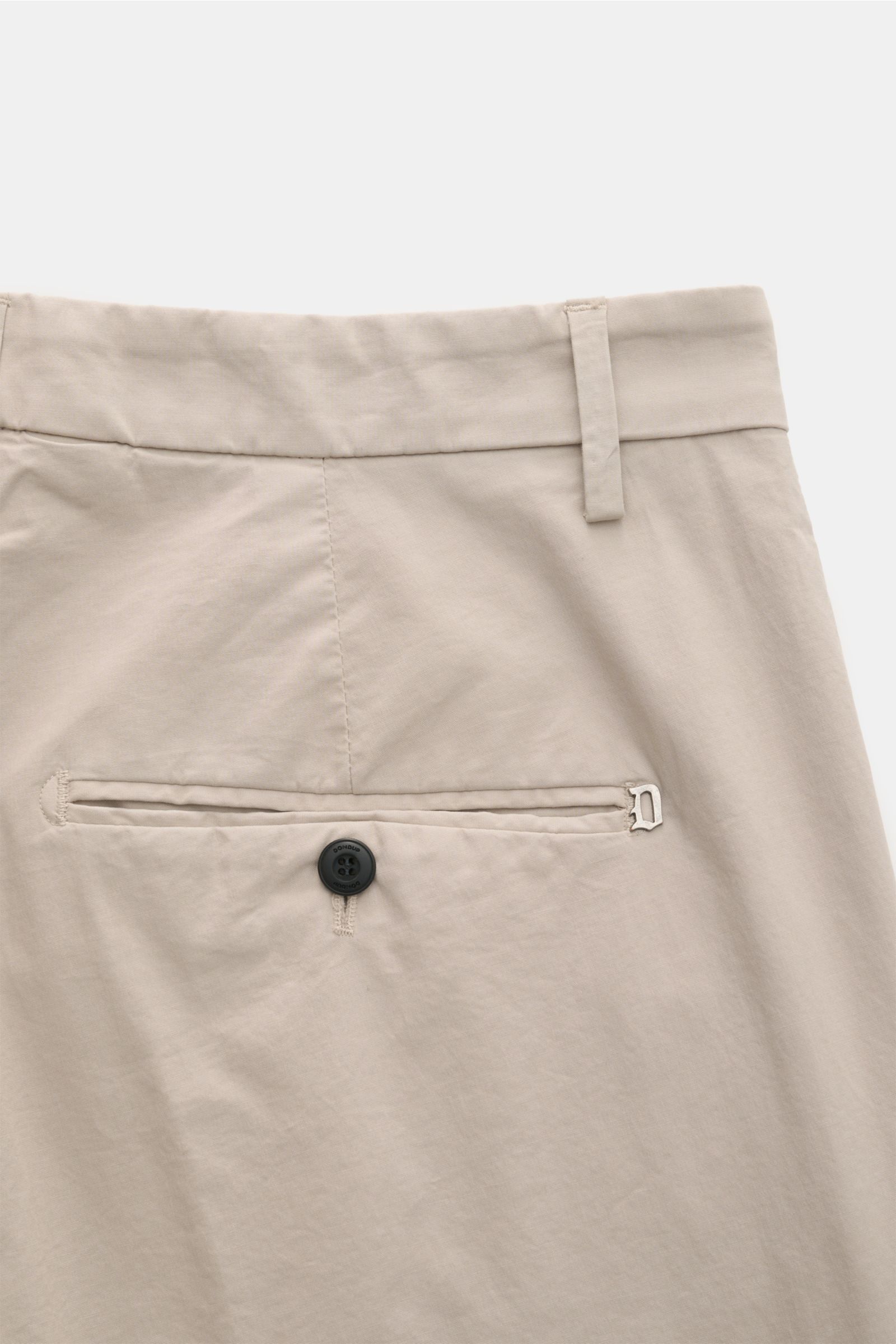 Dondup Baumwollhose 'Gaubert' beige Rückansicht mit französischer Tasche, Knopf, Metall-Initial, Slim Fit, leicht elastisch und weich.