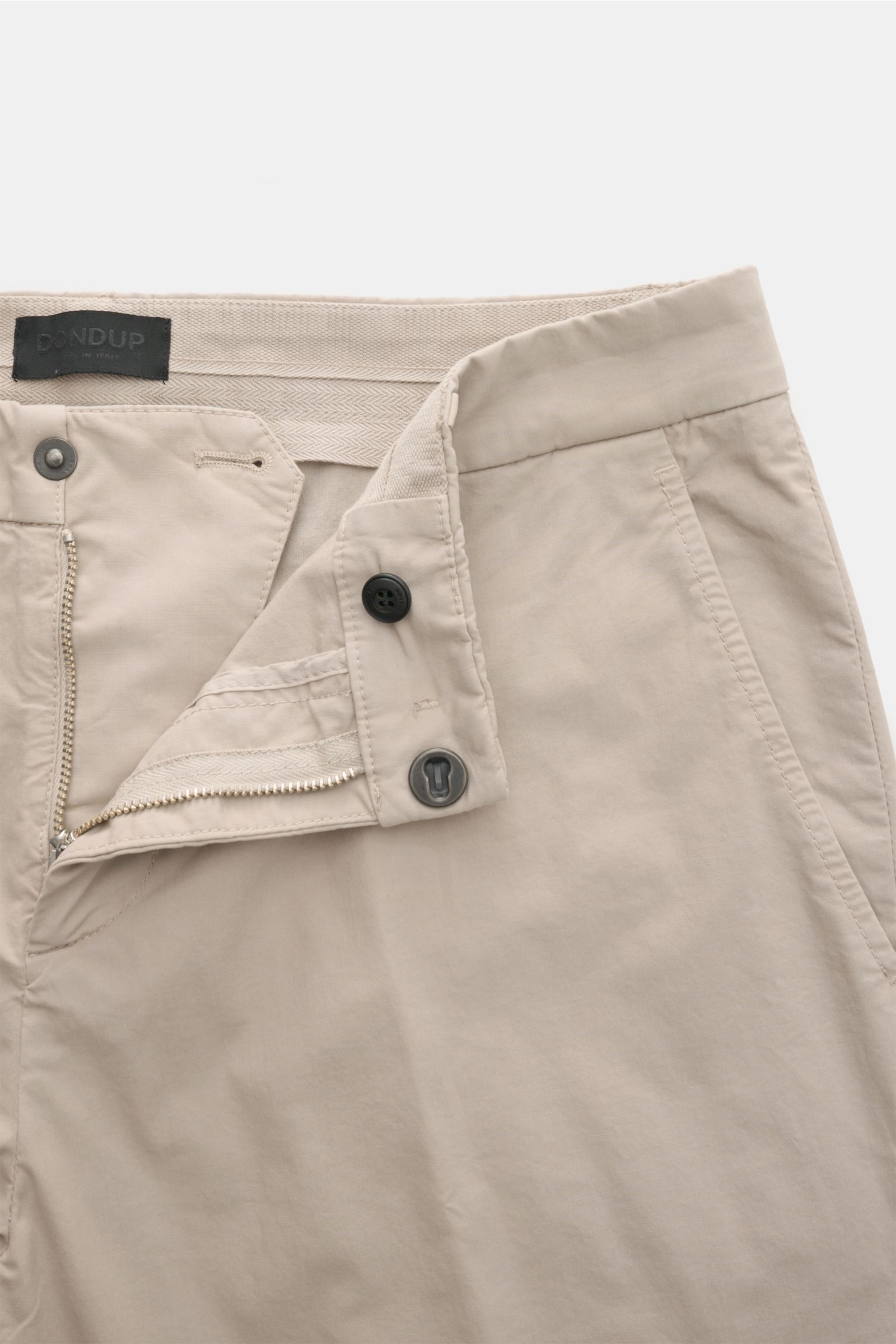 Dondup Baumwollhose 'Gaubert' beige, schmal geschnitten, Slim Fit, leicht elastisch, mit Reißverschluss, Slide Button, französischen Taschen, Detailansicht von oben.
