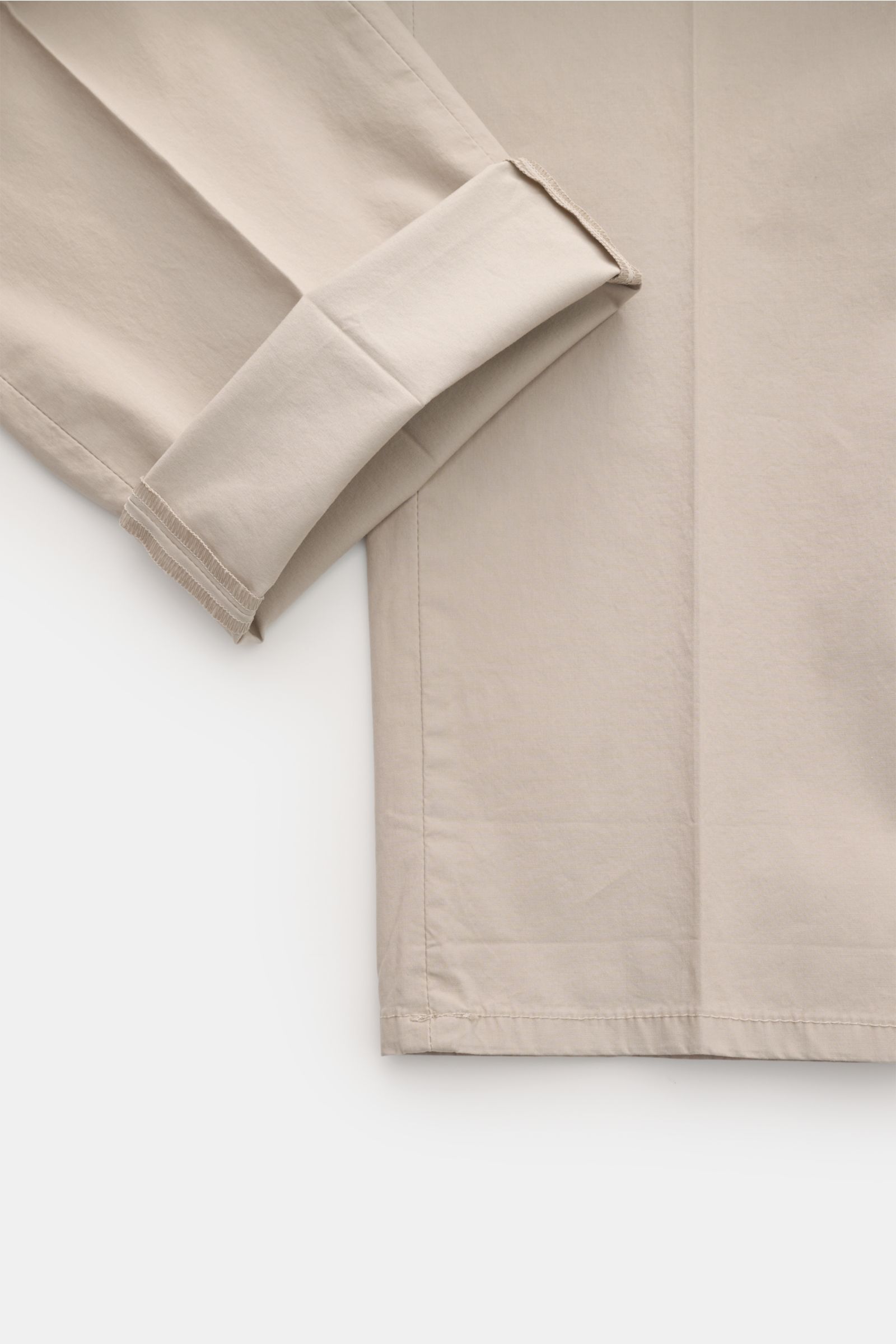 Dondup Baumwollhose 'Gaubert' beige, schmal geschnitten, Slim Fit, leicht elastisch, weicher Griff, Detailaufnahme Bein mit umgeschlagenem Saum, frontal.