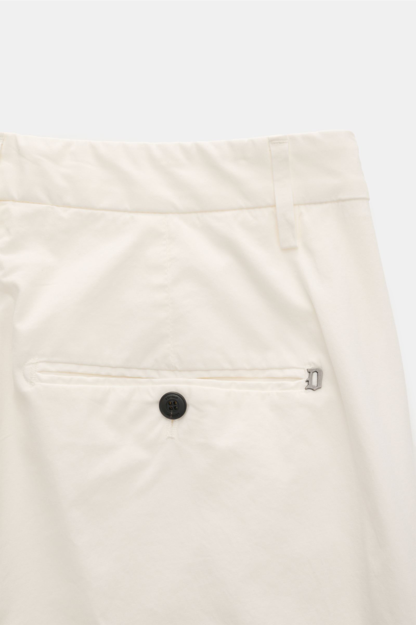 Dondup Baumwollhose 'Gaubert' offwhite, Detailaufnahme von hinten, schmal geschnitten, mit Knopf-Gesäßtasche und Metall-Initial, Slim Fit, leicht elastisch.