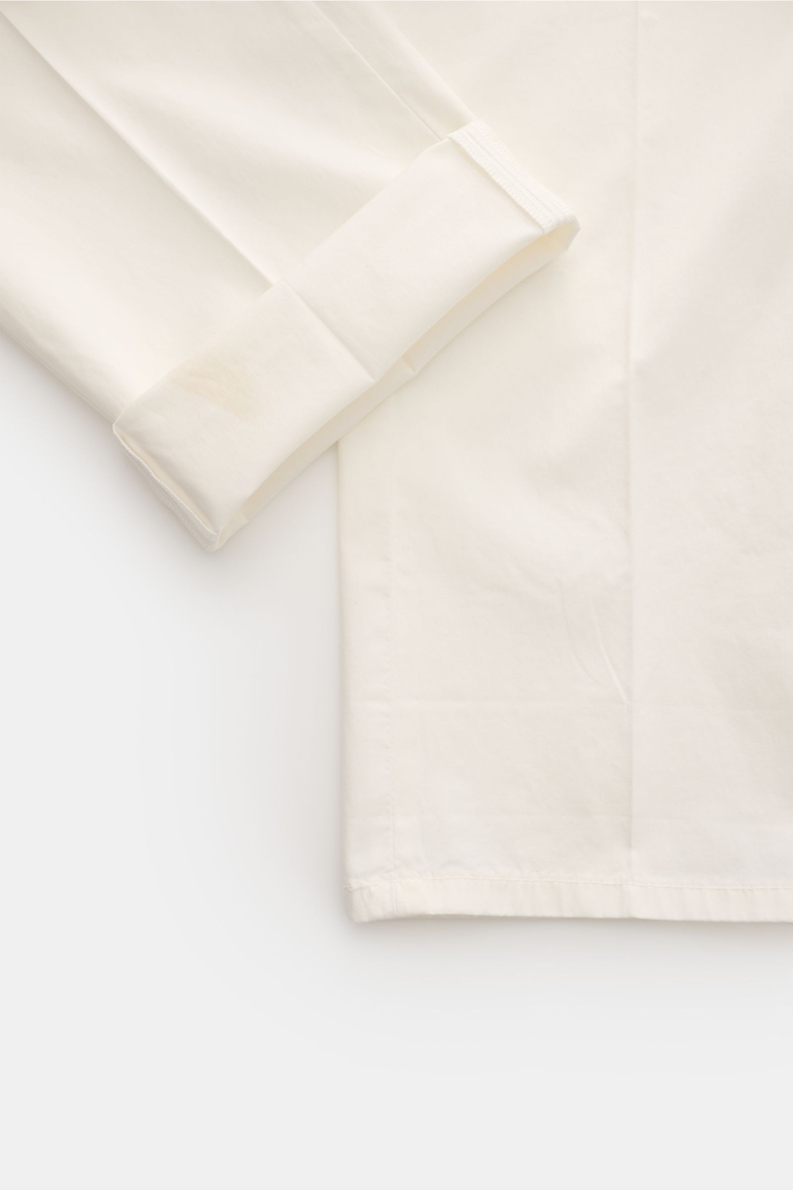 Dondup Baumwollhose 'Gaubert' offwhite, schmal geschnitten mit leicht elastischer Baumwolle, weichem Griff, photographed von oben, Detail Ärmel.