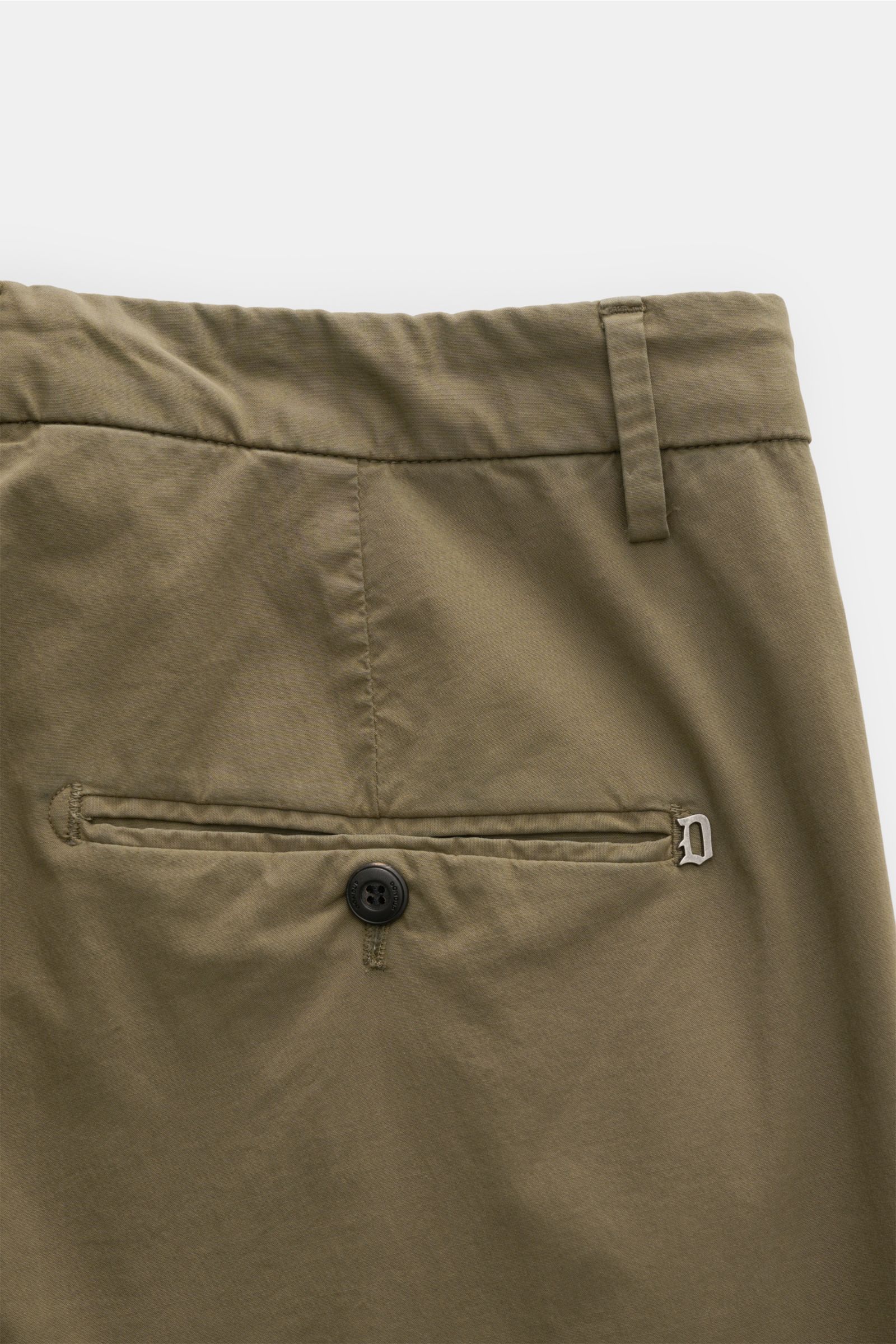 Dondup Baumwollhose 'Gaubert' oliv aus schmal geschnittener, leicht elastischer Baumwolle, Detailaufnahme Gesäßtasche mit Knopf und Metall-Initial.