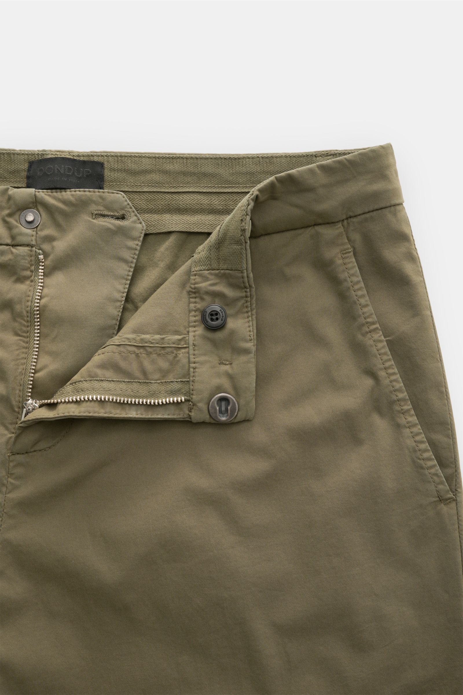 Dondup Baumwollhose 'Gaubert' oliv, slim Fit mit französischen Taschen, Reißverschluss, Knopf, leicht elastisch, weicher Griff, Detailaufnahme von vorne.