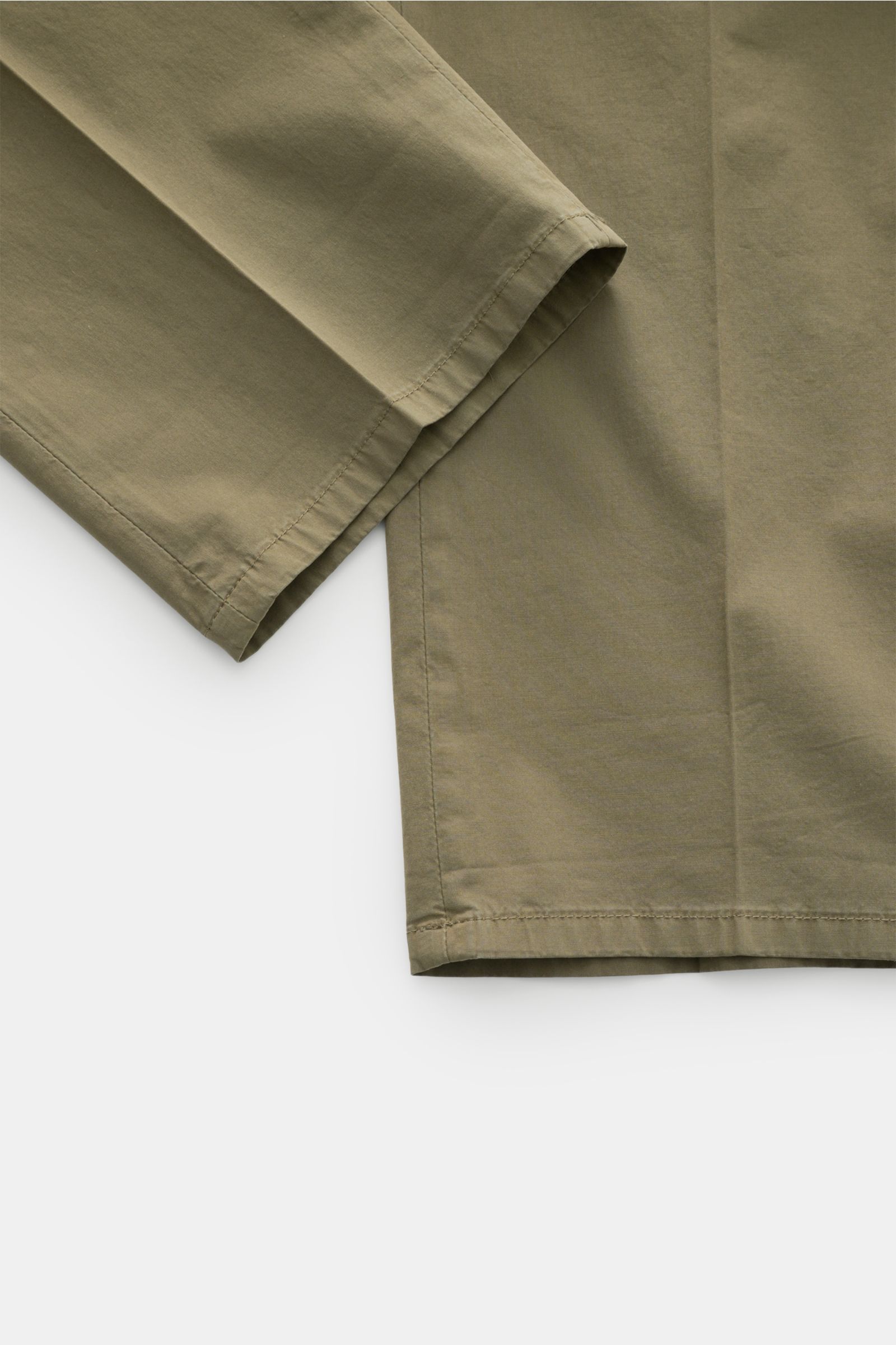 Detailansicht der Dondup Baumwollhose 'Gaubert' oliv aus leicht elastischer, garment dyed Baumwolle mit schmal geschnittener Wade und weichem Griff.