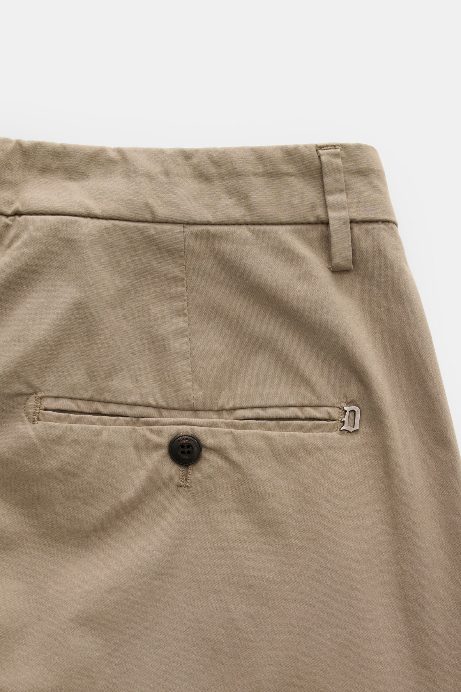 Dondup Baumwollhose 'Gaubert' taupe, schmal geschnitten mit leicht elastischer Baumwolle, Detailansicht Rückseite mit Knopf, Metall-Initial und Tasche.