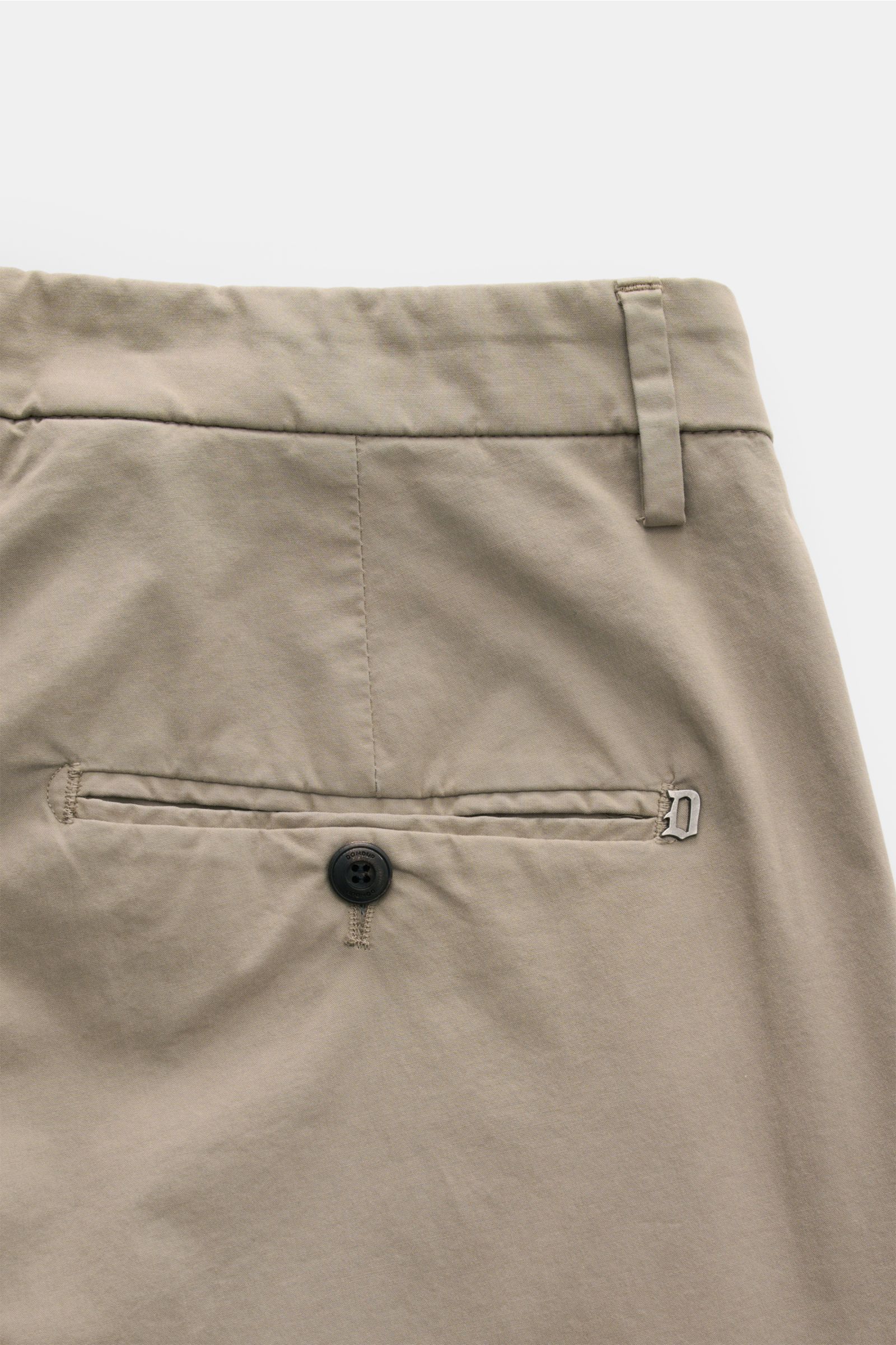Dondup Baumwollhose 'Gaubert' taupe, Rückansicht, schmal geschnittene Slim Fit Hose aus leicht elastischer Baumwolle mit Knopf-Gesäßtasche und Metall-Initial.