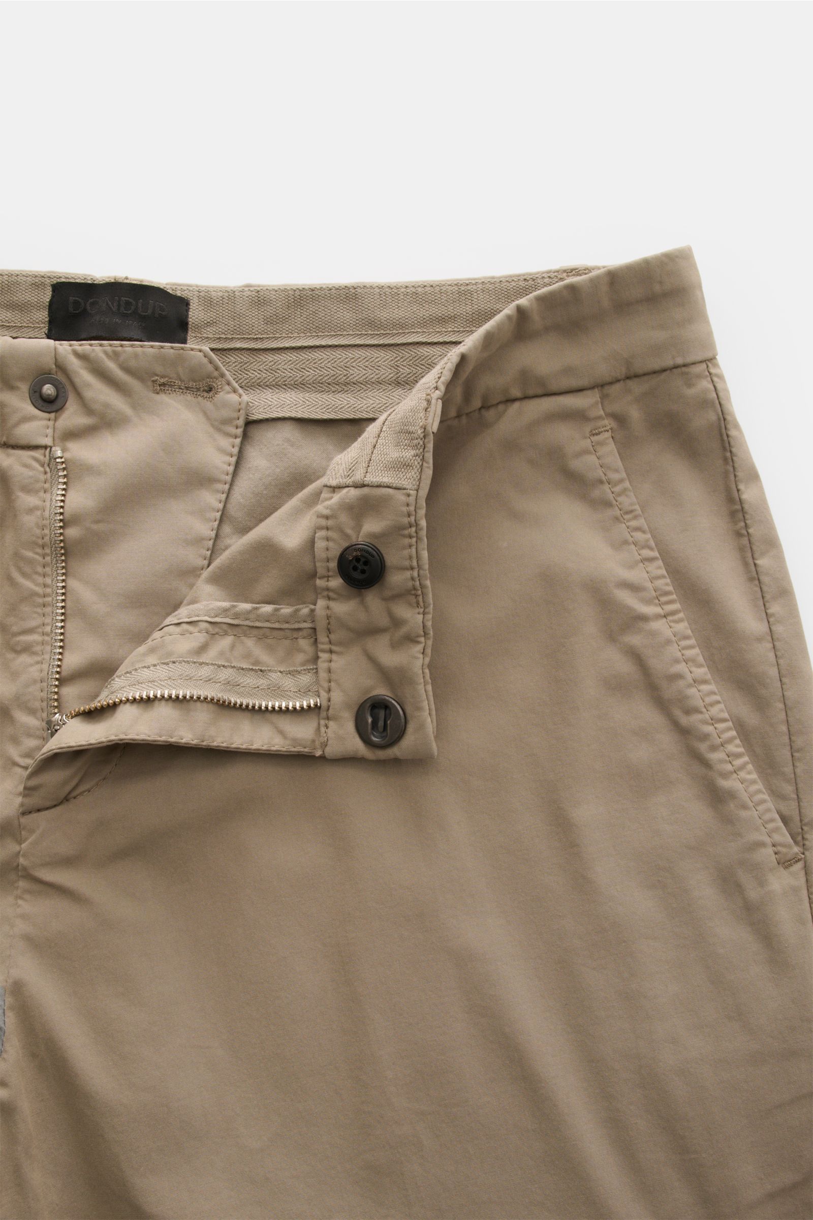 Dondup Baumwollhose 'Gaubert' taupe mit Slim Fit, leicht elastischer Baumwolle, Reißverschluss, Slide Button, französischen Taschen, schmaler Wade, frontal fotografiert.