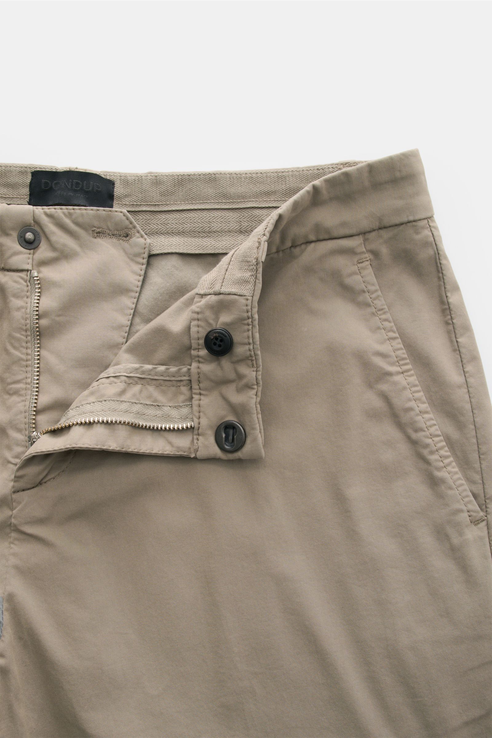 Dondup Baumwollhose 'Gaubert' taupe, Slim Fit, leicht elastisch, weicher Griff, Reißverschluss, Slide Button, französische Taschen, Detailaufnahme von oben.