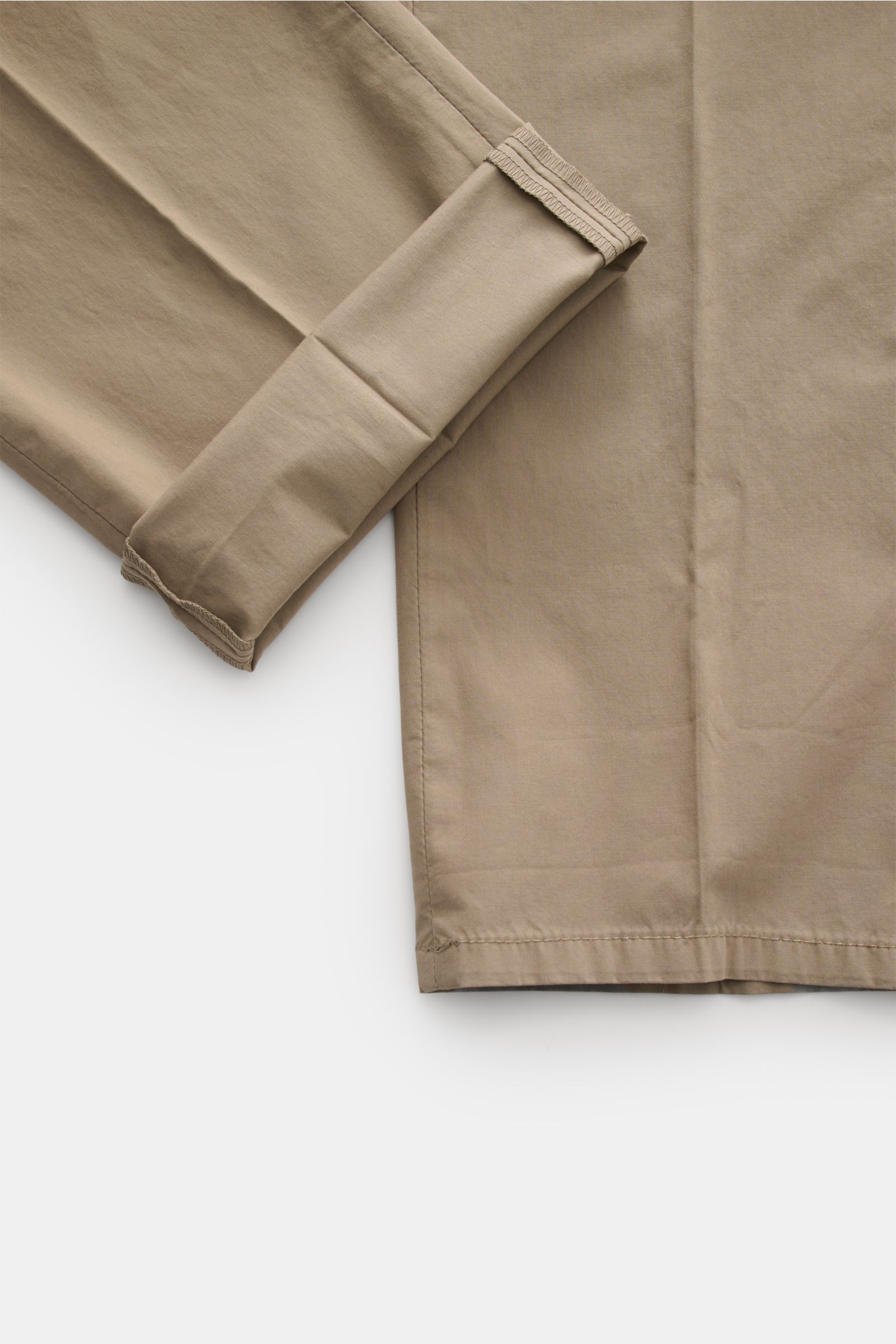 Dondup Baumwollhose 'Gaubert' taupe, schmal geschnitten mit leichtem Stretch, weicher Griff, Hose von unten liegend fotografiert.