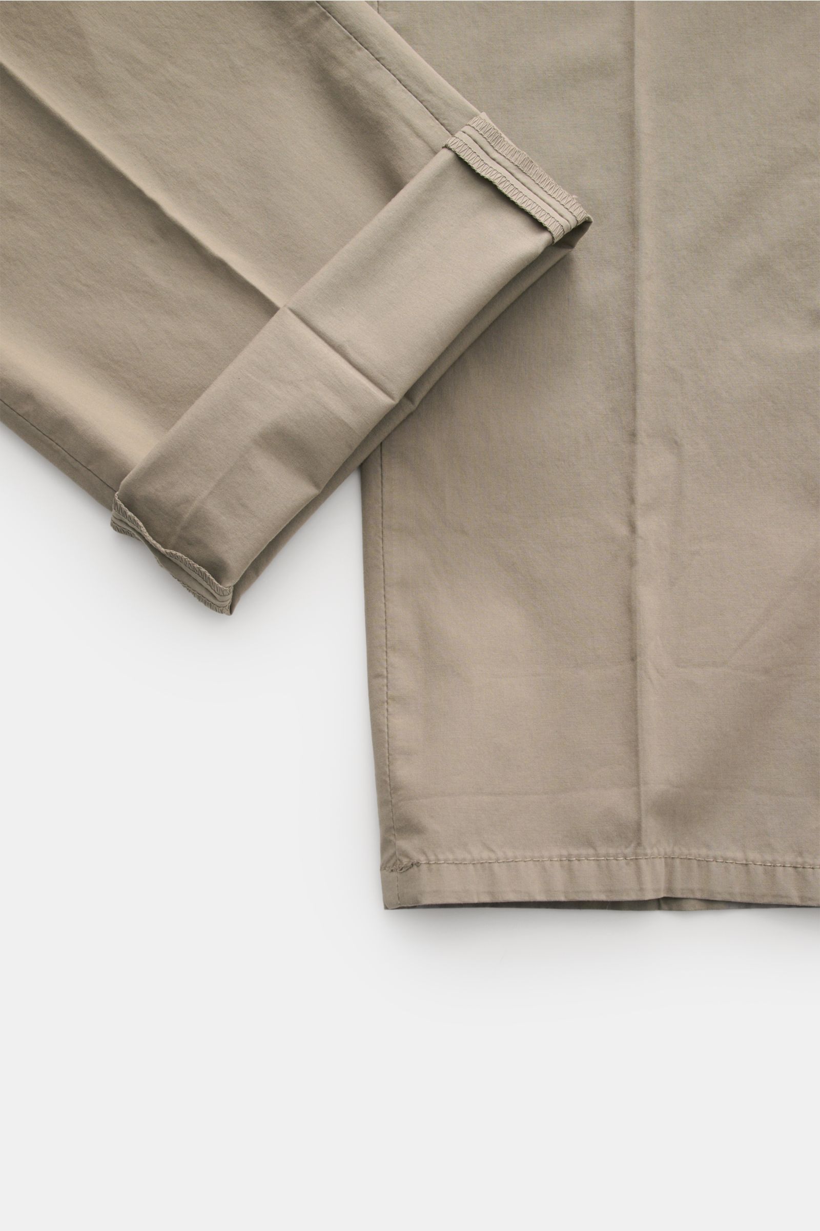 Dondup Baumwollhose 'Gaubert' taupe, schmal geschnitten, Slim Fit, leicht elastisch, weicher Griff, Detailansicht Bein mit Saum, hochwertige Baumwollhose.