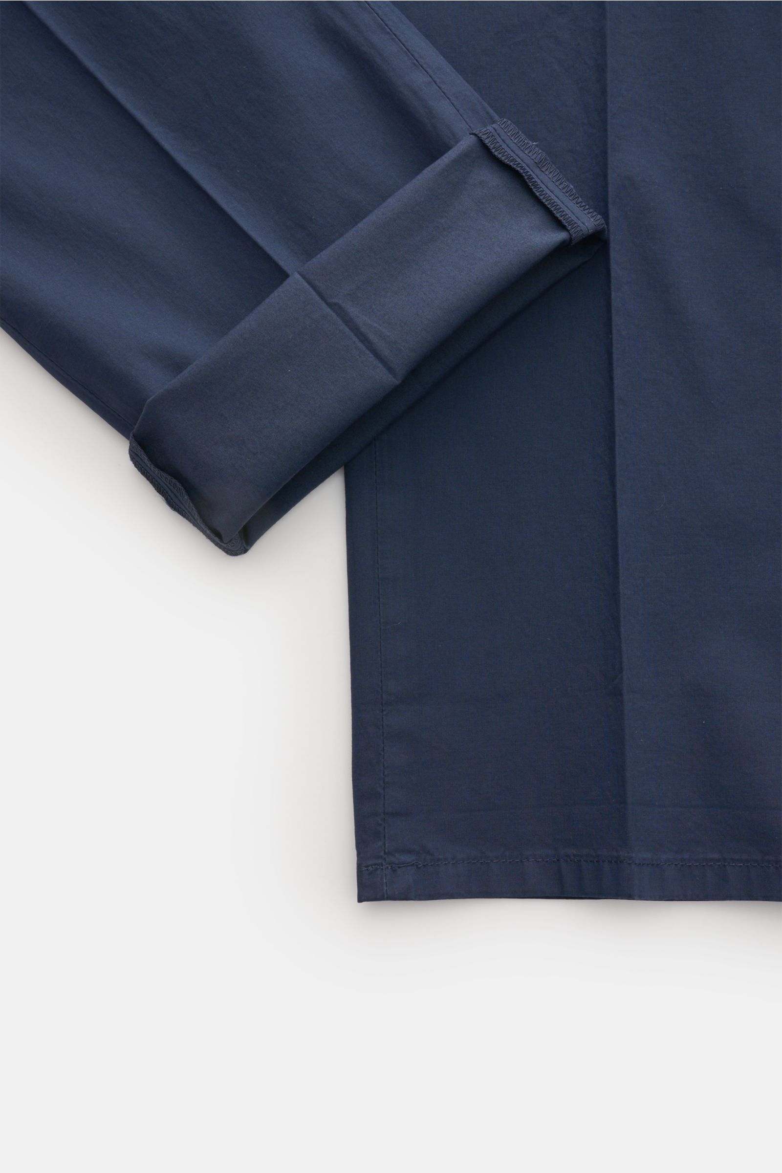 Dondup Baumwollhose 'Gaubert' dunkelblau, schmal geschnitten mit leicht elastischer Baumwolle, weichem Griff, Slim Fit, Ansicht vom Beinabschluss.