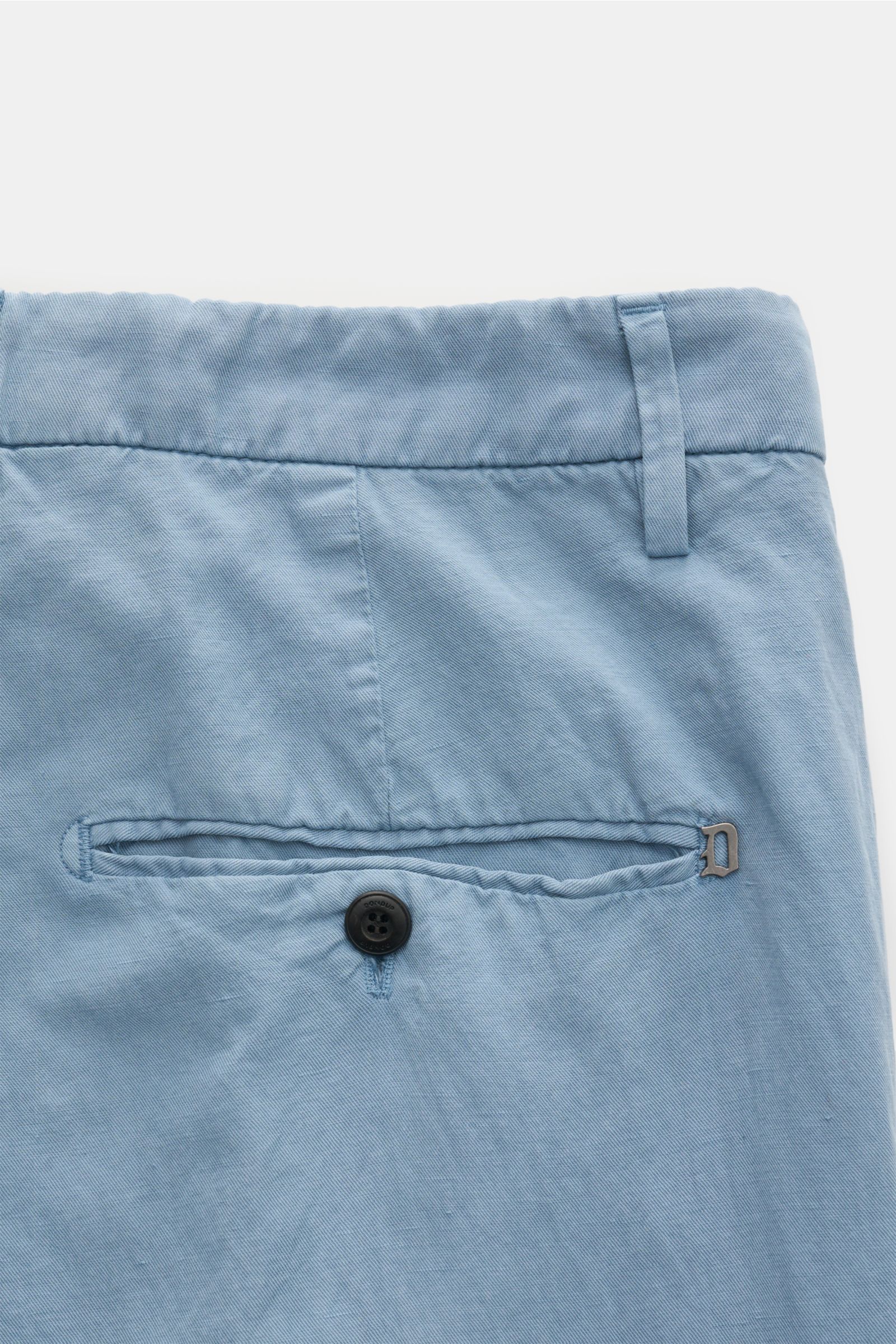 Dondup Chino 'Gaubert' rauchblau, Detailaufnahme Rückseite mit Knopf-Gesäßtasche, weicher Baumwoll-Leinen-Mix, Slim Fit, garment dyed.