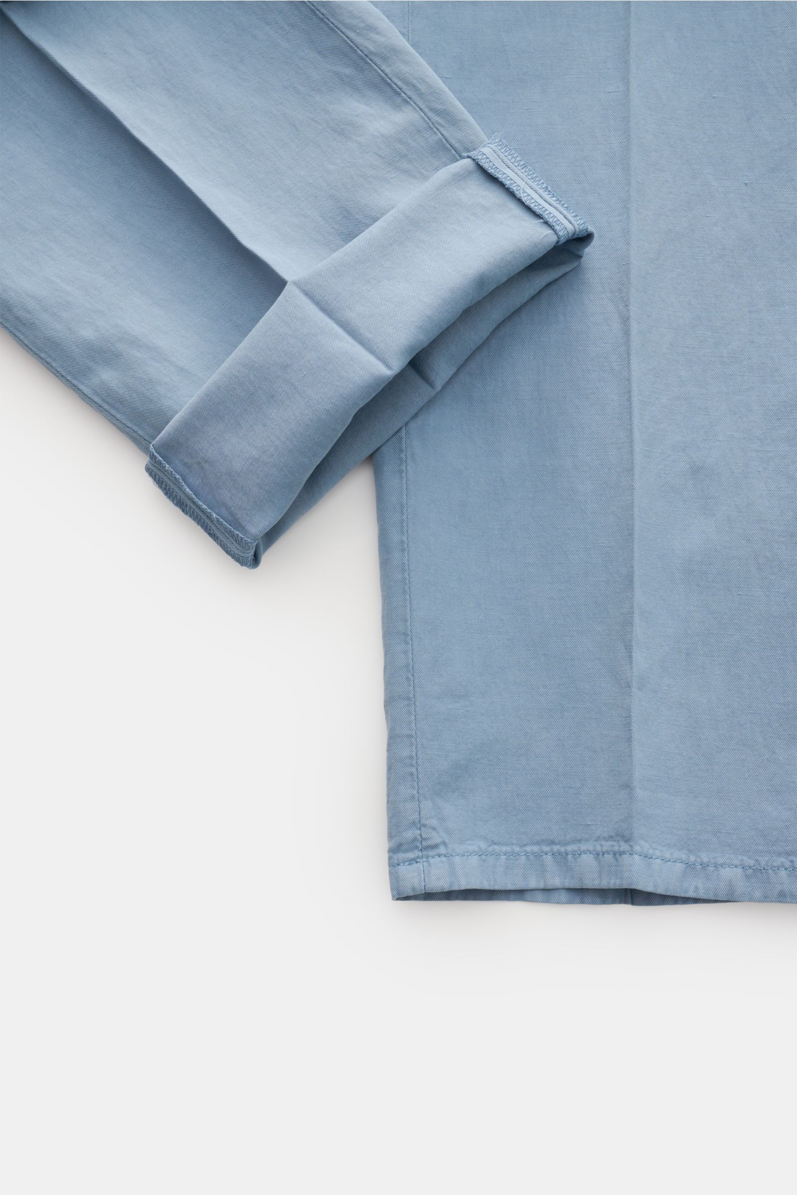 Dondup Chino 'Gaubert' rauchblau, Detailaufnahme von Bein und Saum, Slim Fit, Twill aus Lyocell, Baumwolle, Leinen, garment dyed, schmal geschnitten