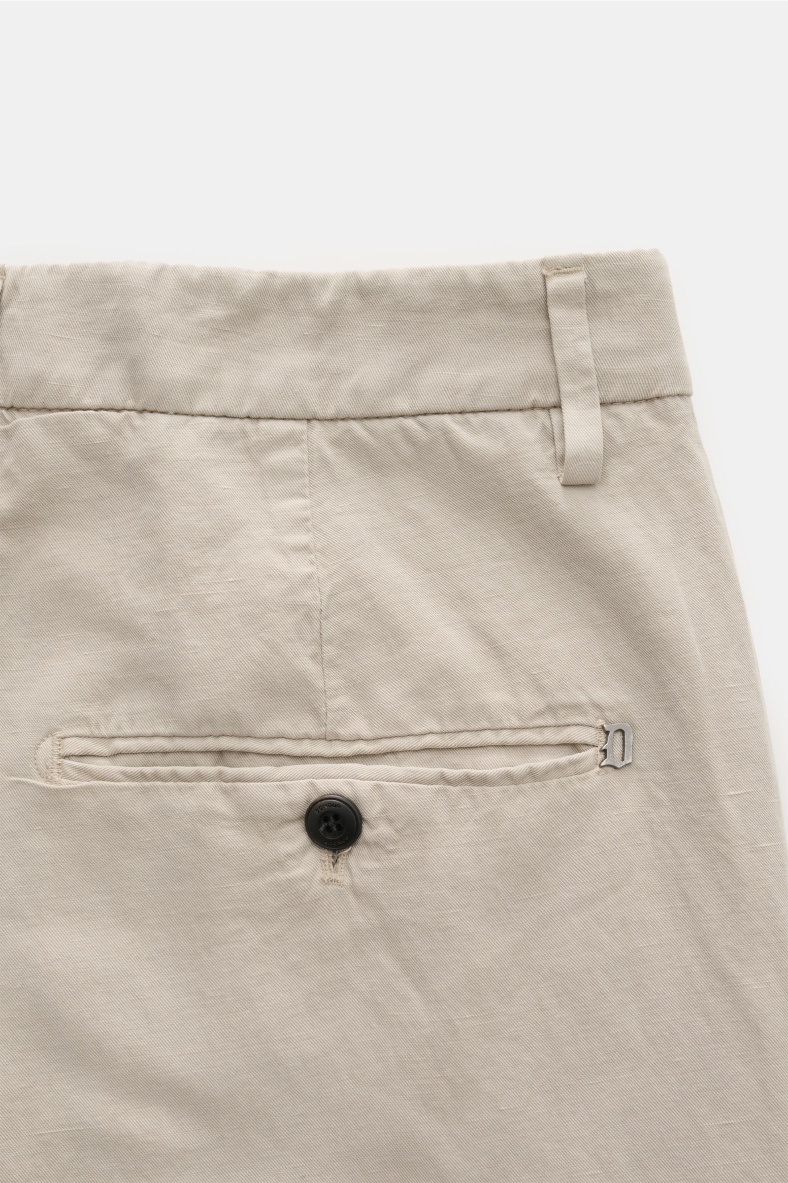 Dondup Chino 'Gaubert' beige Rückansicht mit feinem Twill, schmal geschnittener Wade, Knopf-Gesäßtasche, Metall-Initial, Slim Fit, Lyocell-Leinen-Baumwoll-Mix.