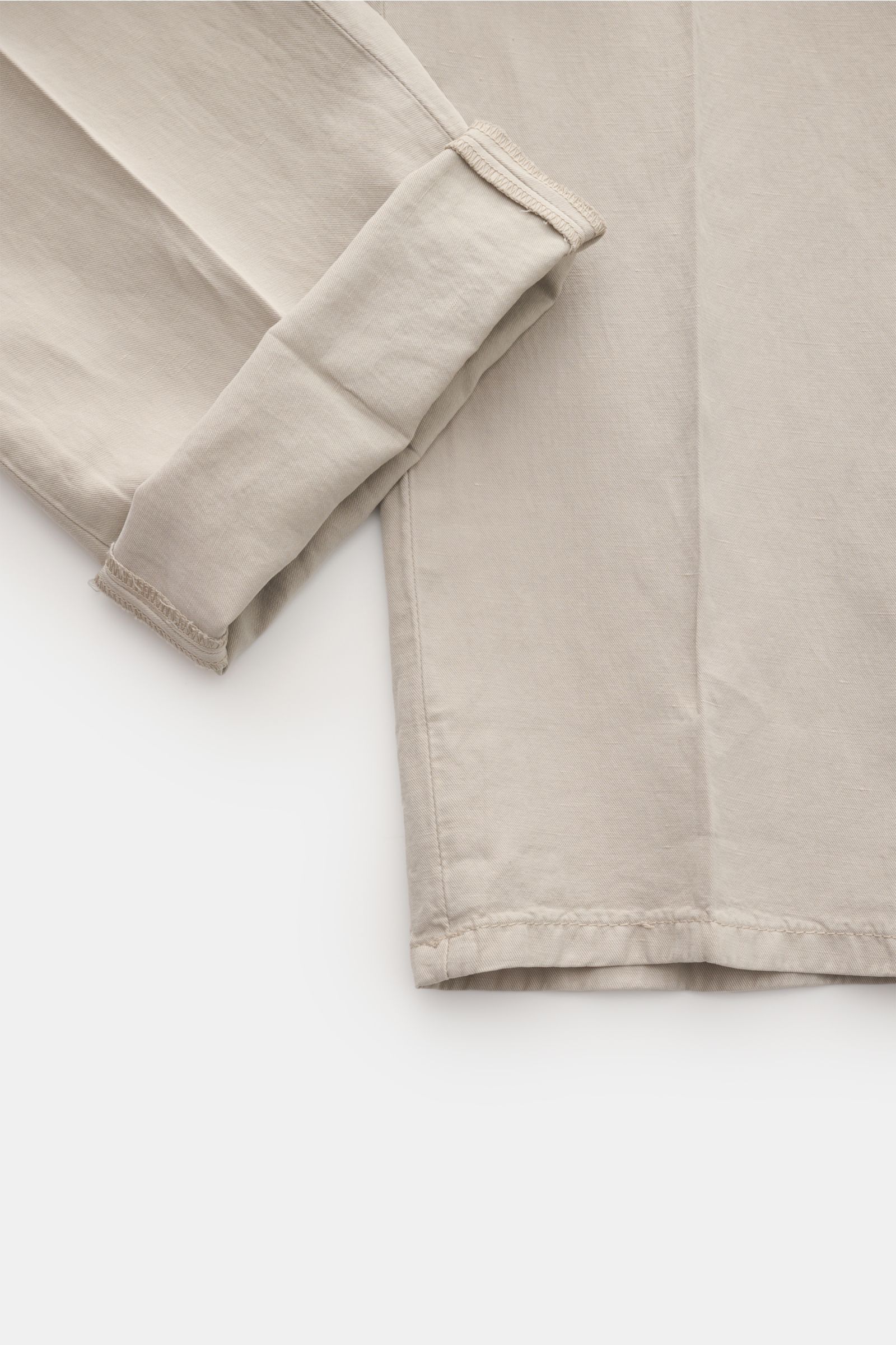 Dondup Chino 'Gaubert' beige, Detailaufnahme der Beinumschlag-Naht, Slim Fit aus Lyocell, Baumwolle, Leinen, garment dyed mit feinem Twill.