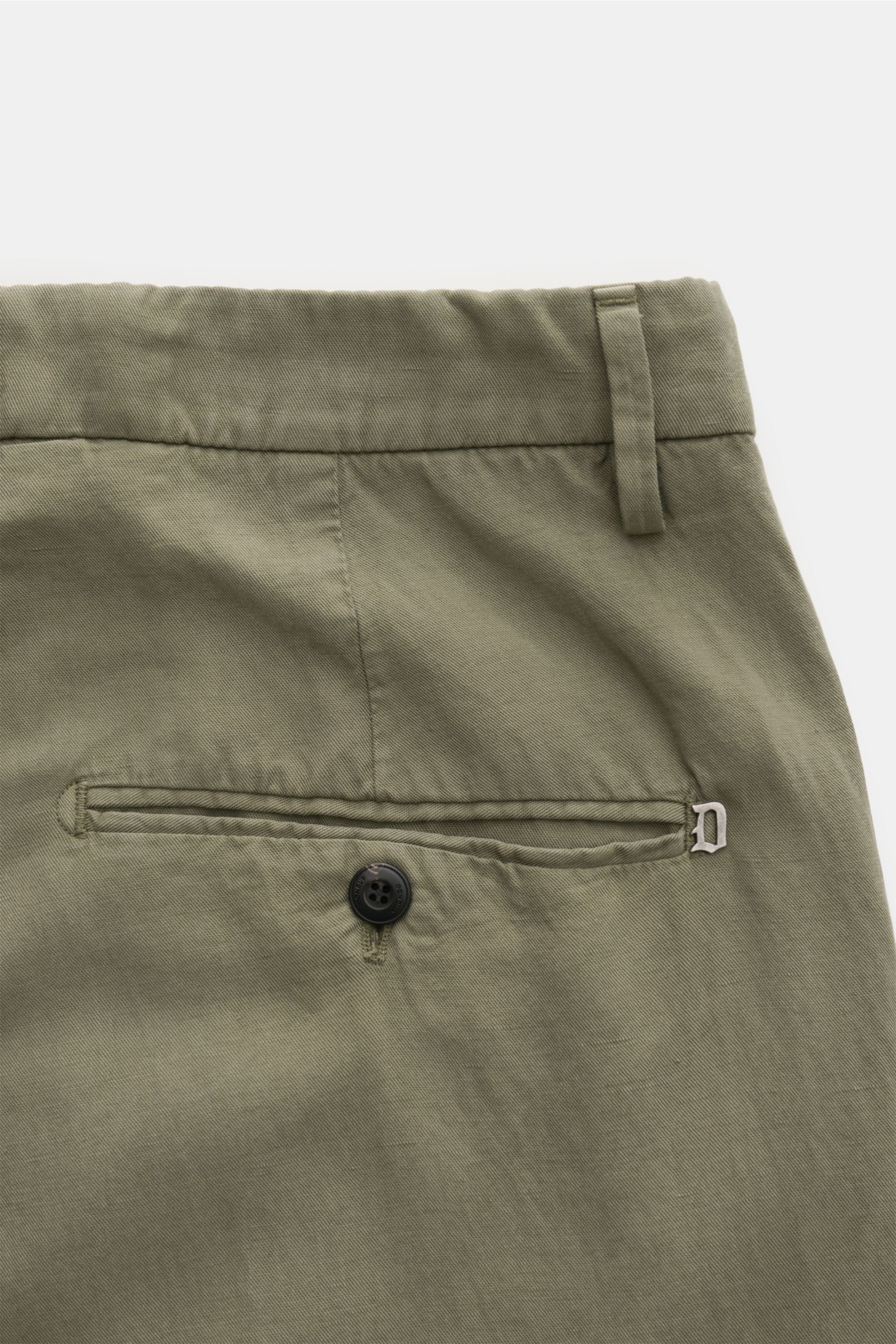 Dondup Chino 'Gaubert' oliv, Detailansicht der Gesäßtasche mit Knopf, Metall-Initial, Twill aus Lyocell, Baumwolle, Leinen, slim Fit, garment dyed.