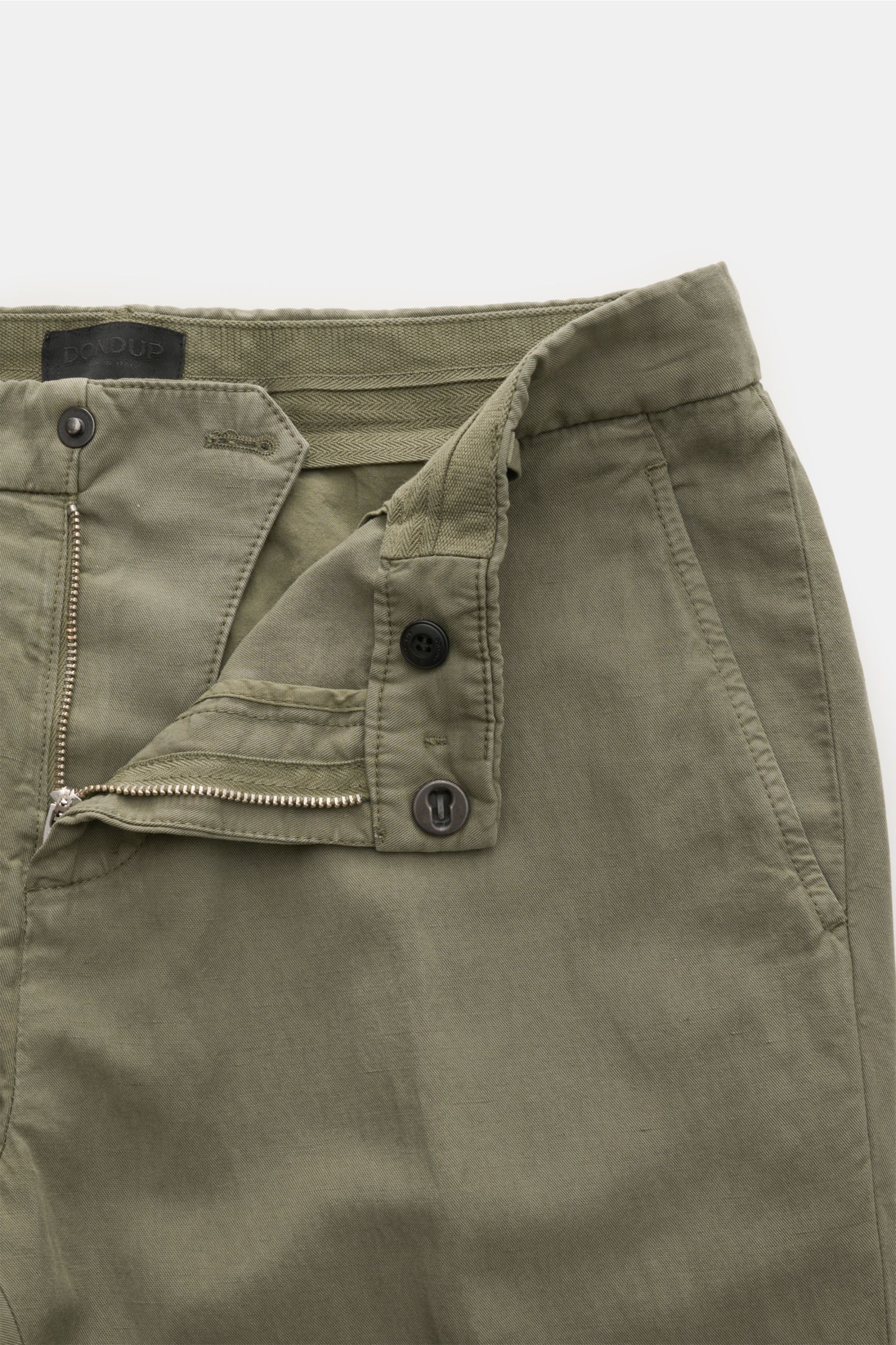 Dondup Chino 'Gaubert' oliv, Nahaufnahme von vorne mit offenem Reißverschluss, French-Taschen, Slim Fit, weicher Twill aus Lyocell, Baumwolle, Leinen.