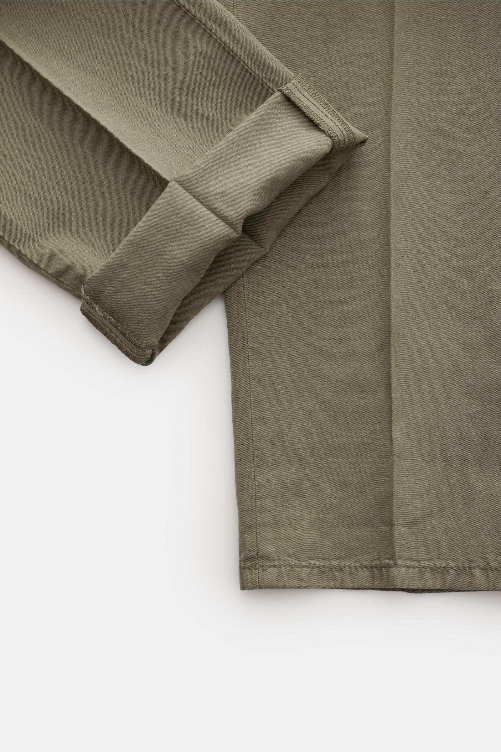Dondup Chino 'Gaubert' oliv im Detail, eng geschnittene Wade, feiner Twill, weicher Griff, garment dyed, Materialmix Lyocell, Baumwolle, Leinen.