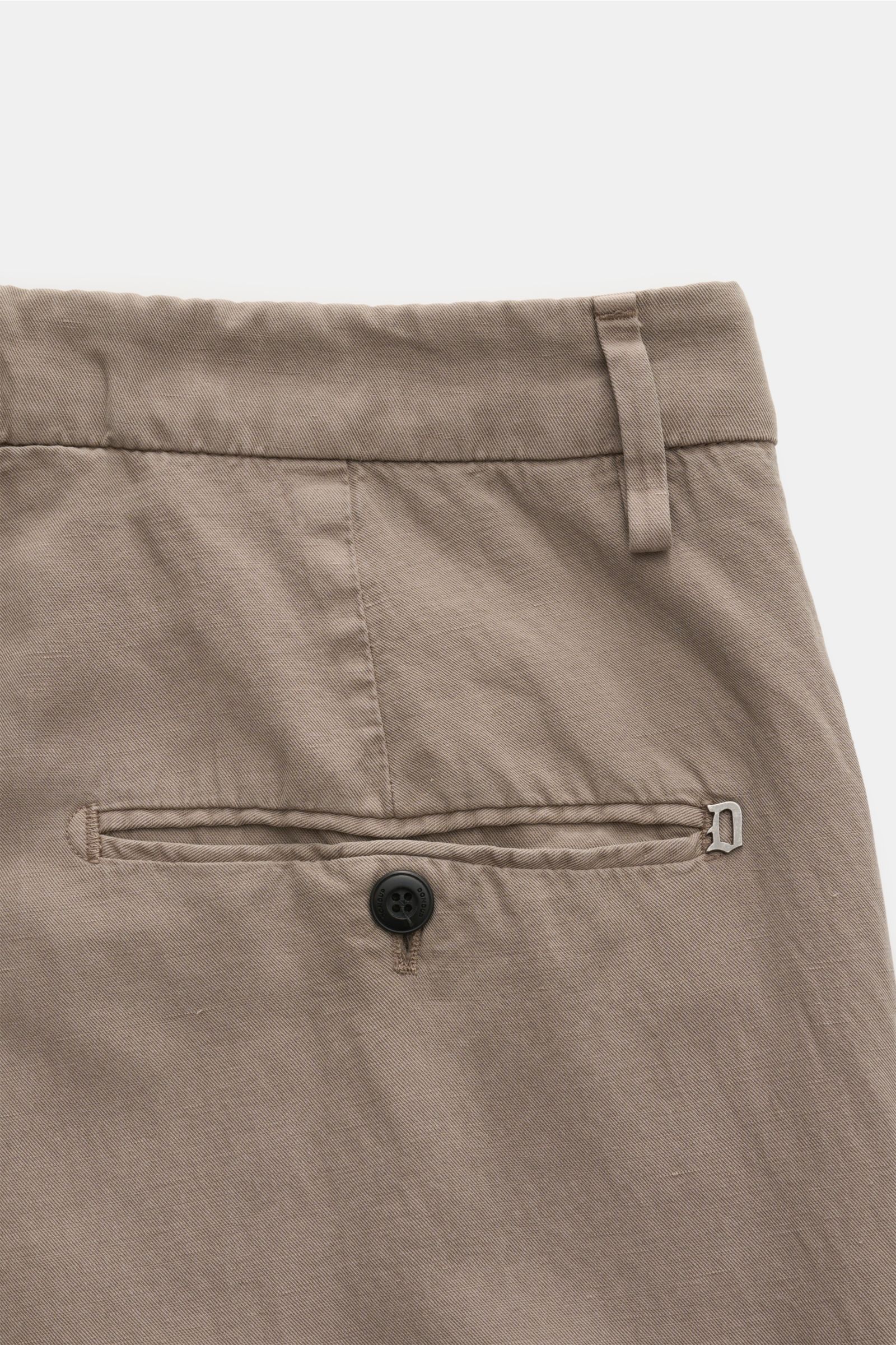 Dondup Chino 'Gaubert' taupe, Detailansicht von hinten oben, Slim Fit, Baumwollmix, feiner Twill, französische Taschen, Metall-Initial D.