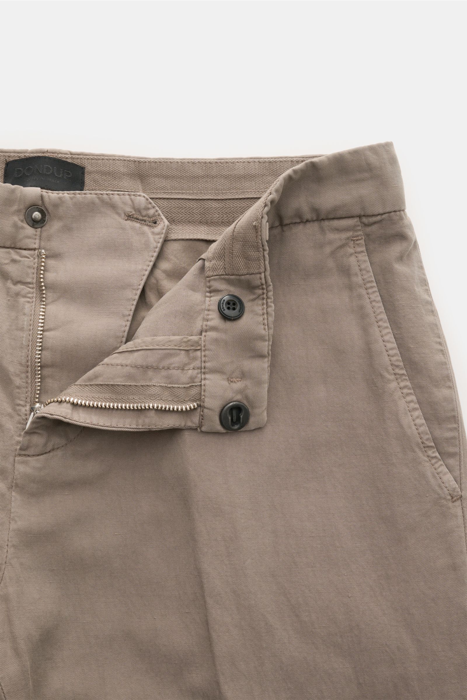 Dondup Chino 'Gaubert' taupe, Detailaufnahme von vorne: Slim Fit, Mix aus Lyocell, Baumwolle, Leinen, garment dyed, Reißverschluss, Slide Button, französische Taschen, Metall-Initial.